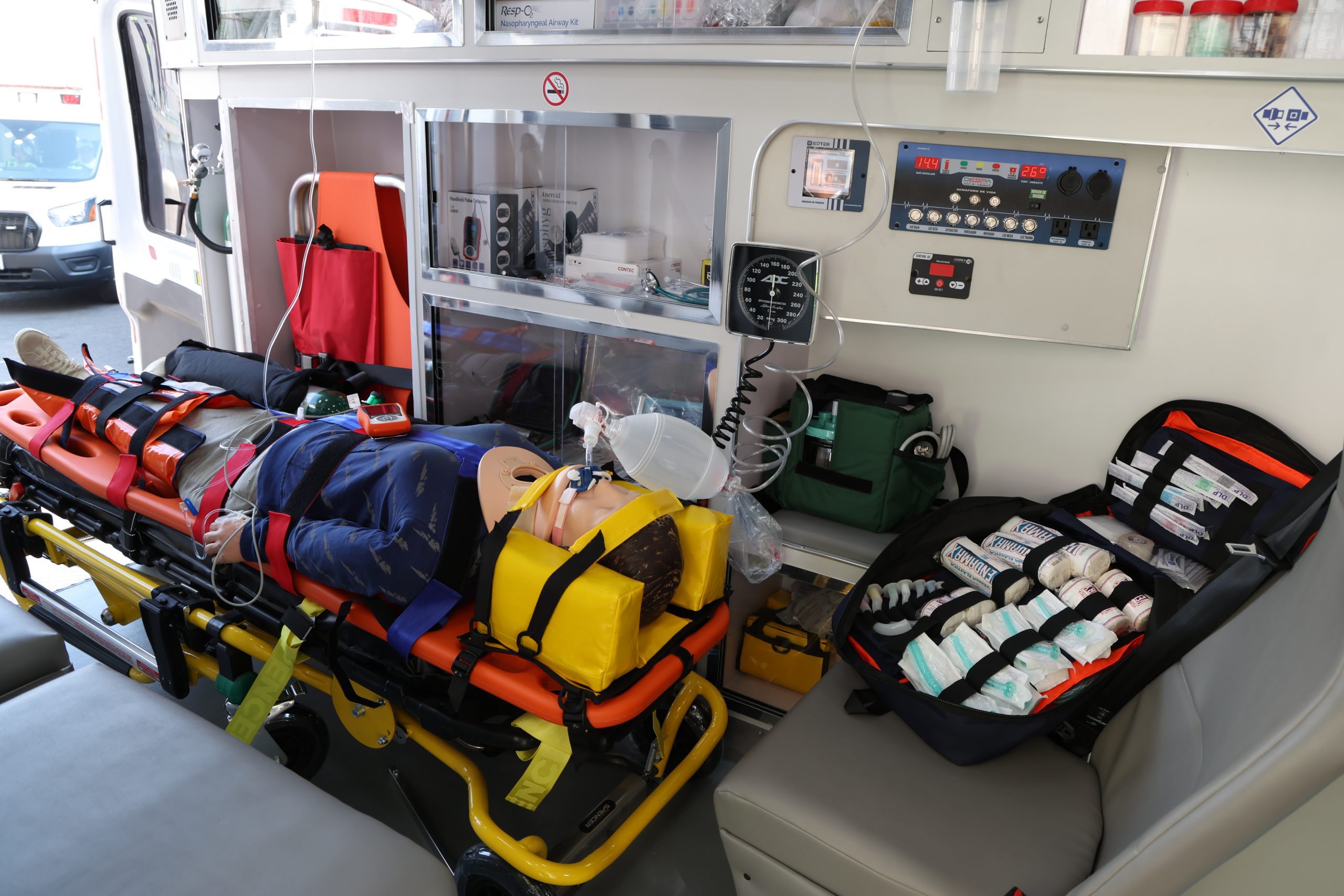 Entrega Clara Brugada 25 nuevas ambulancias al ERUM. Fotografía: La Isabel.