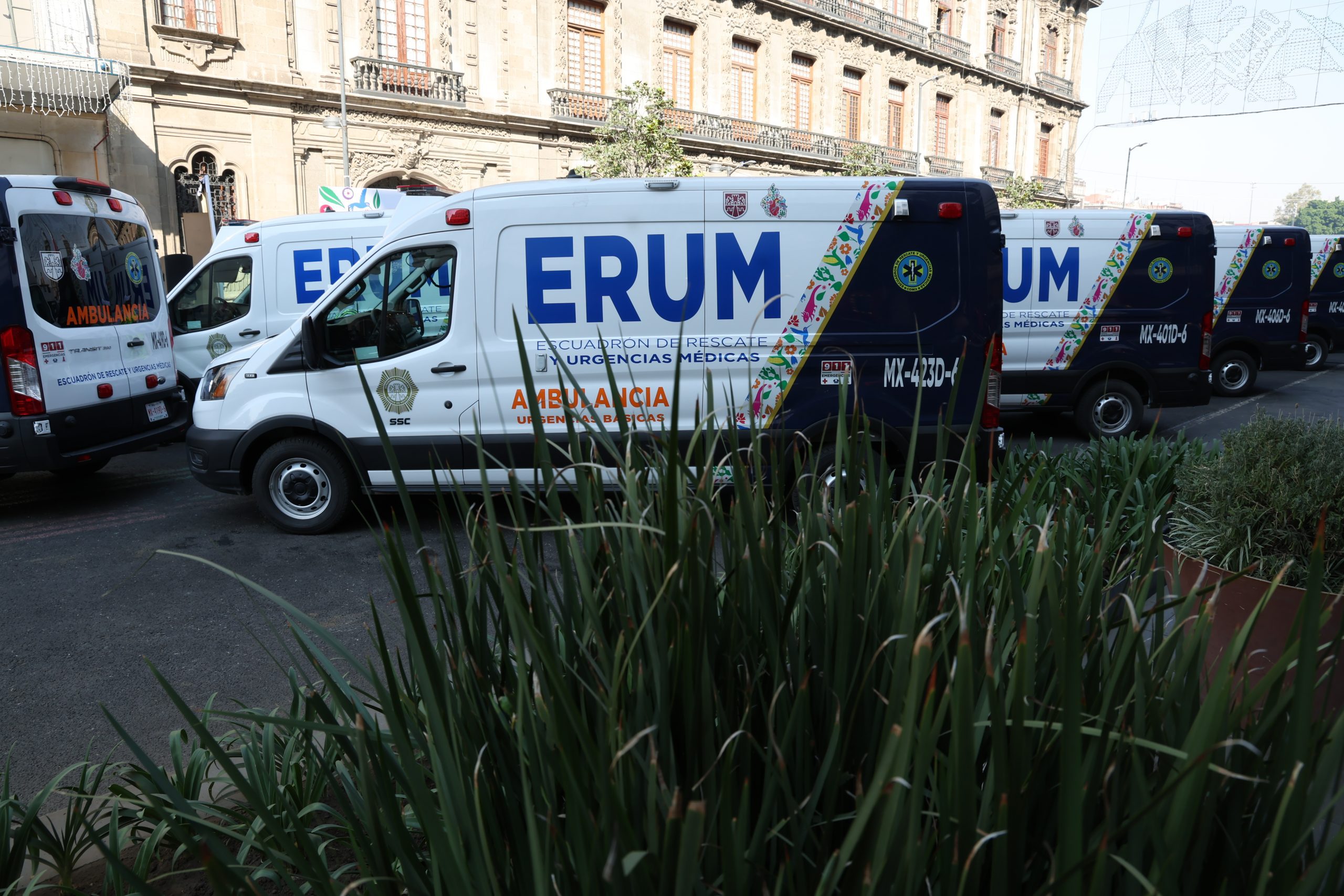 Entrega Clara Brugada 25 nuevas ambulancias al ERUM. Fotografía: La Isabel.