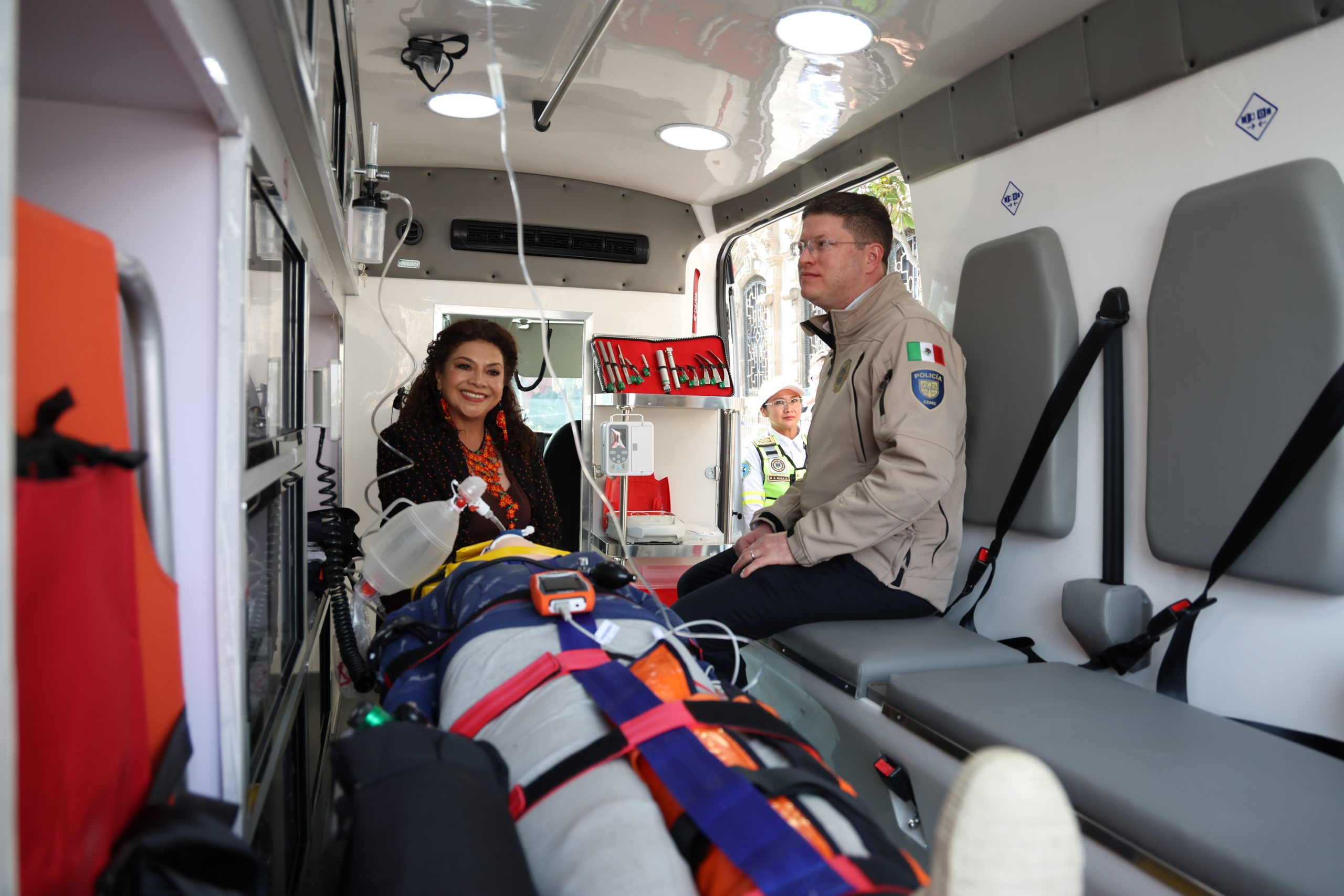 Entrega Clara Brugada 25 nuevas ambulancias al ERUM. Fotografía: La Isabel.