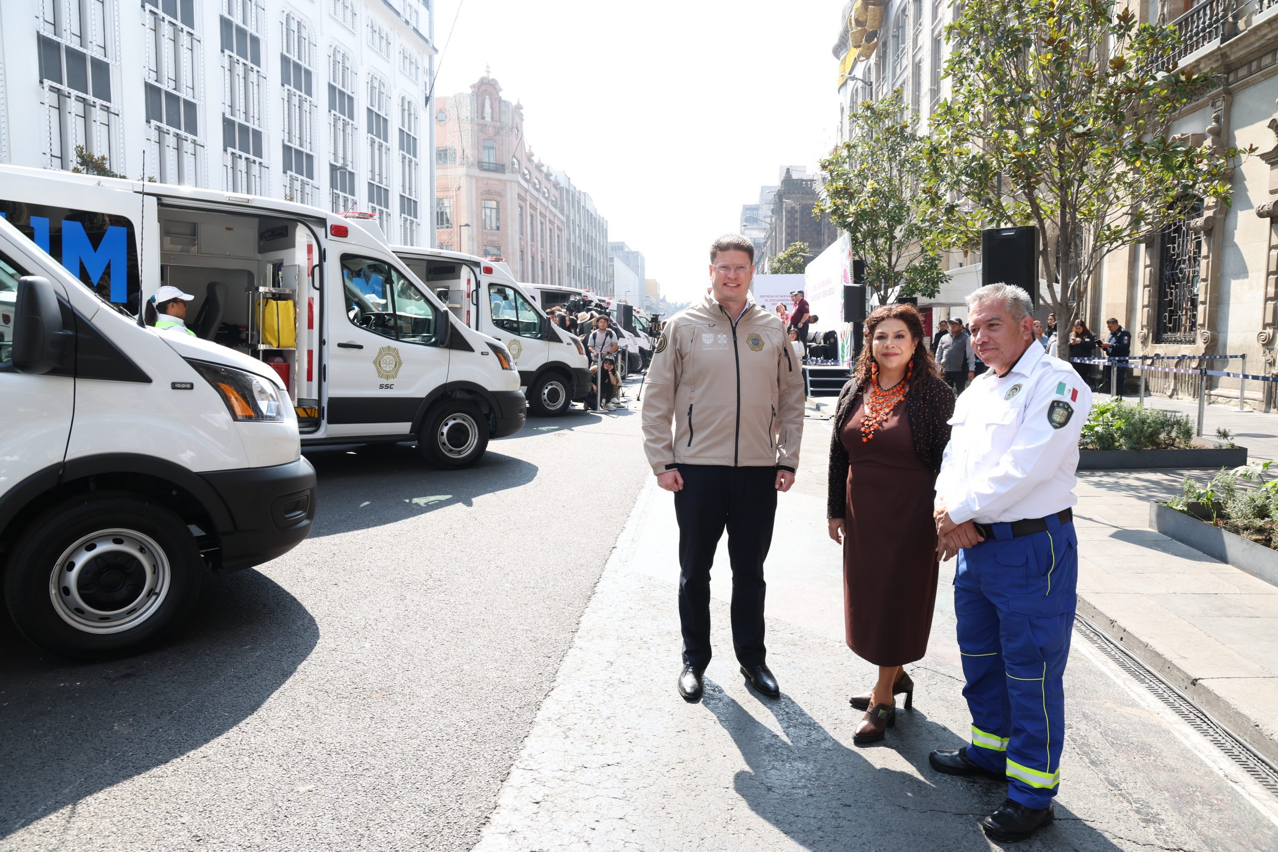 Entrega Clara Brugada 25 nuevas ambulancias al ERUM. Fotografía: La Isabel.