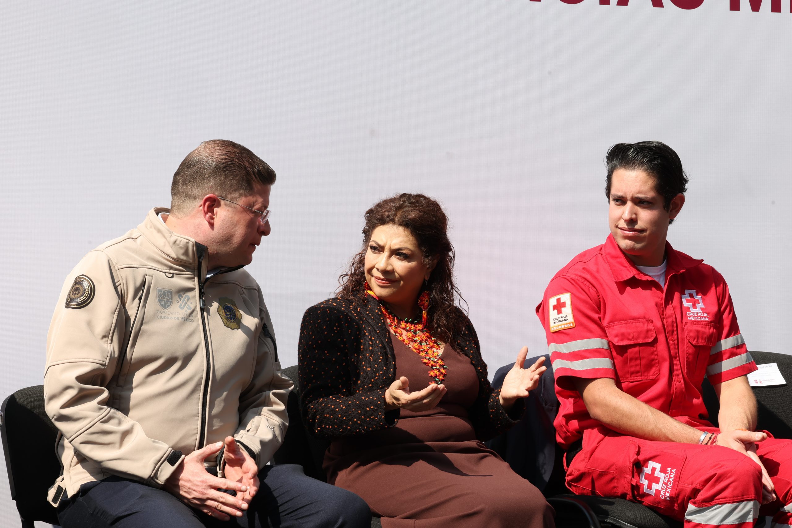 Entrega Clara Brugada 25 nuevas ambulancias al ERUM. Fotografía: La Isabel.