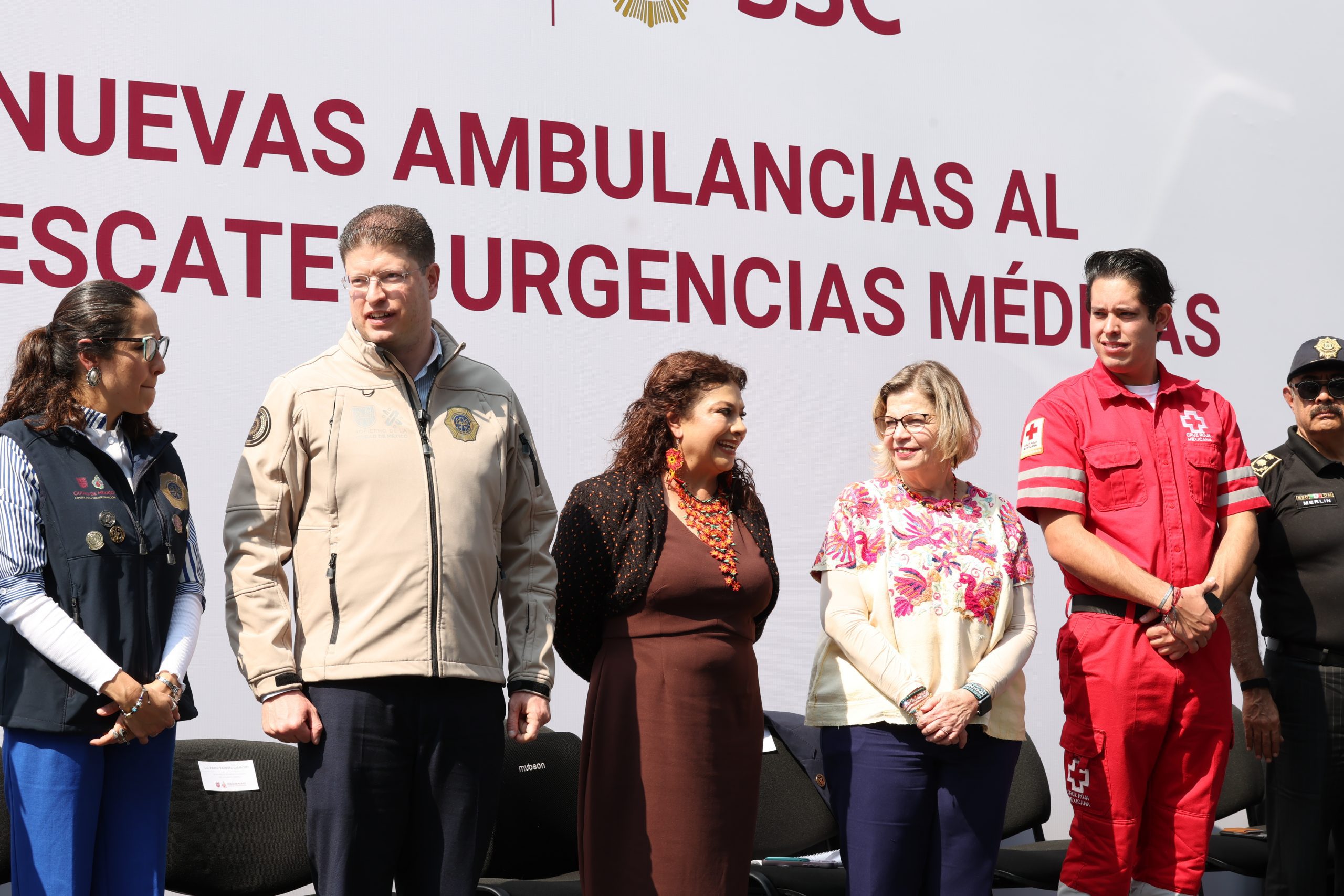 Entrega Clara Brugada 25 nuevas ambulancias al ERUM. Fotografía: La Isabel.