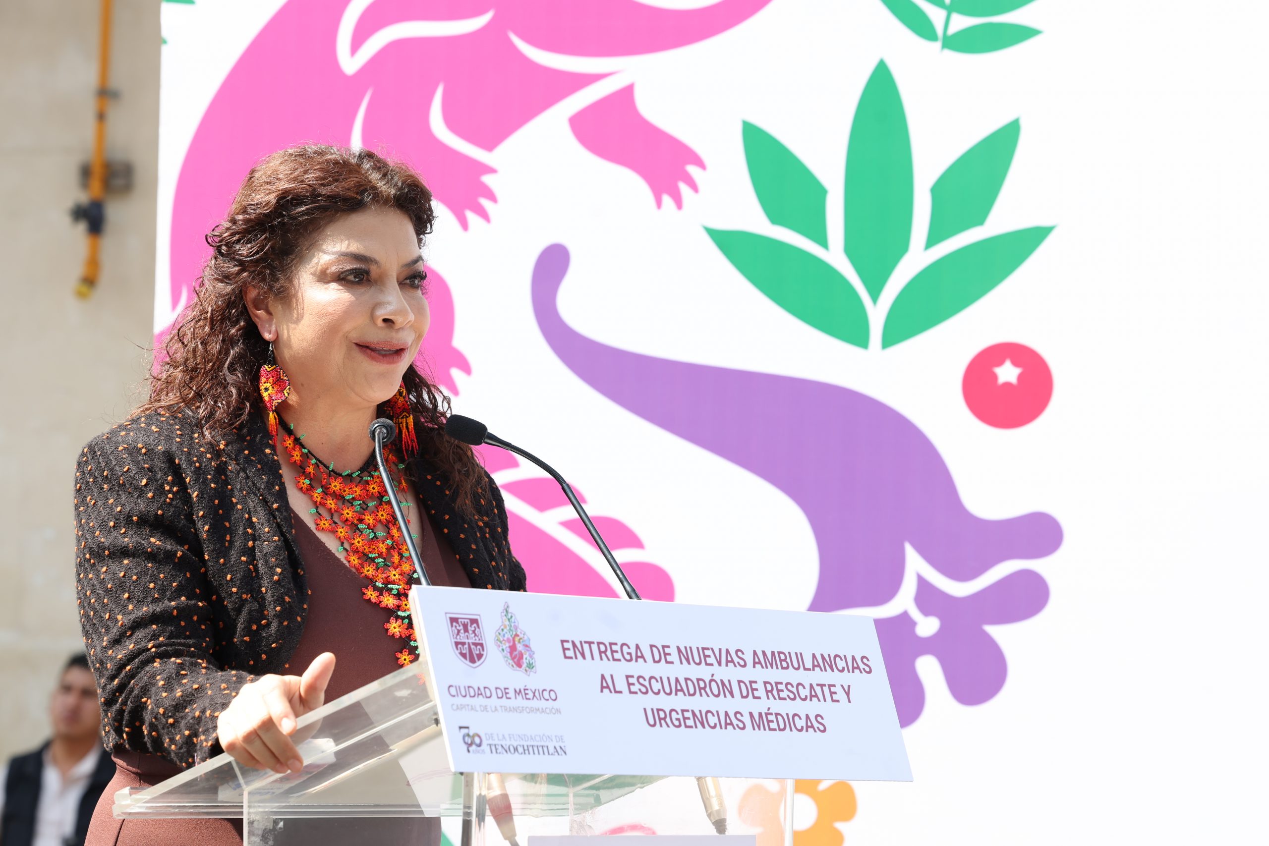 Entrega Clara Brugada 25 nuevas ambulancias al ERUM. Fotografía: La Isabel.