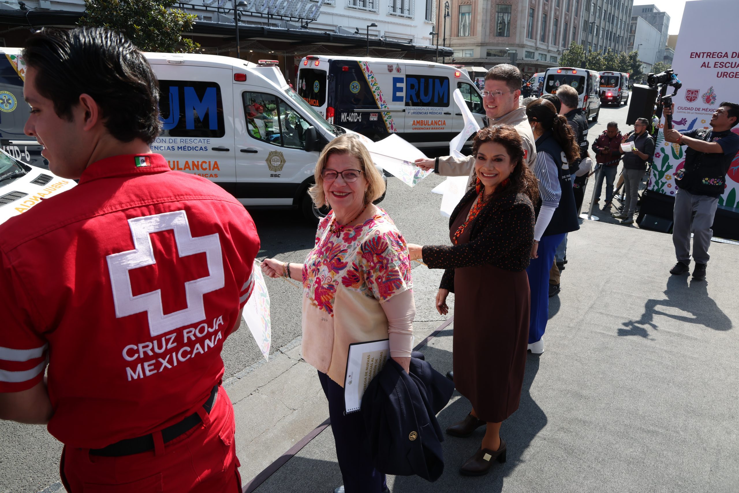 Entrega Clara Brugada 25 nuevas ambulancias al ERUM. Fotografía: La Isabel.