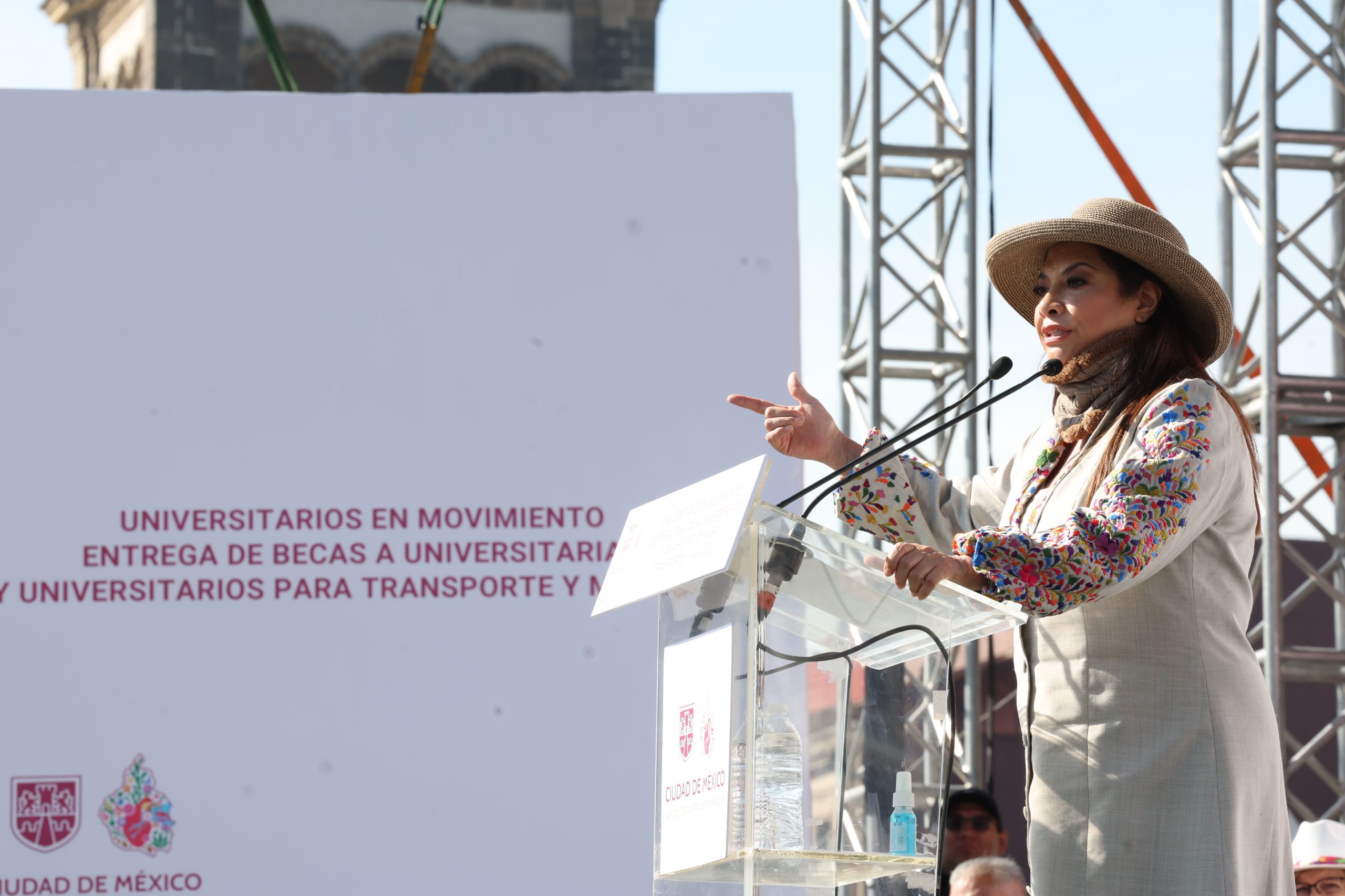 Beca a Universitarias y Universitarios para Transporte y Más. Fotografía: La Isabel.