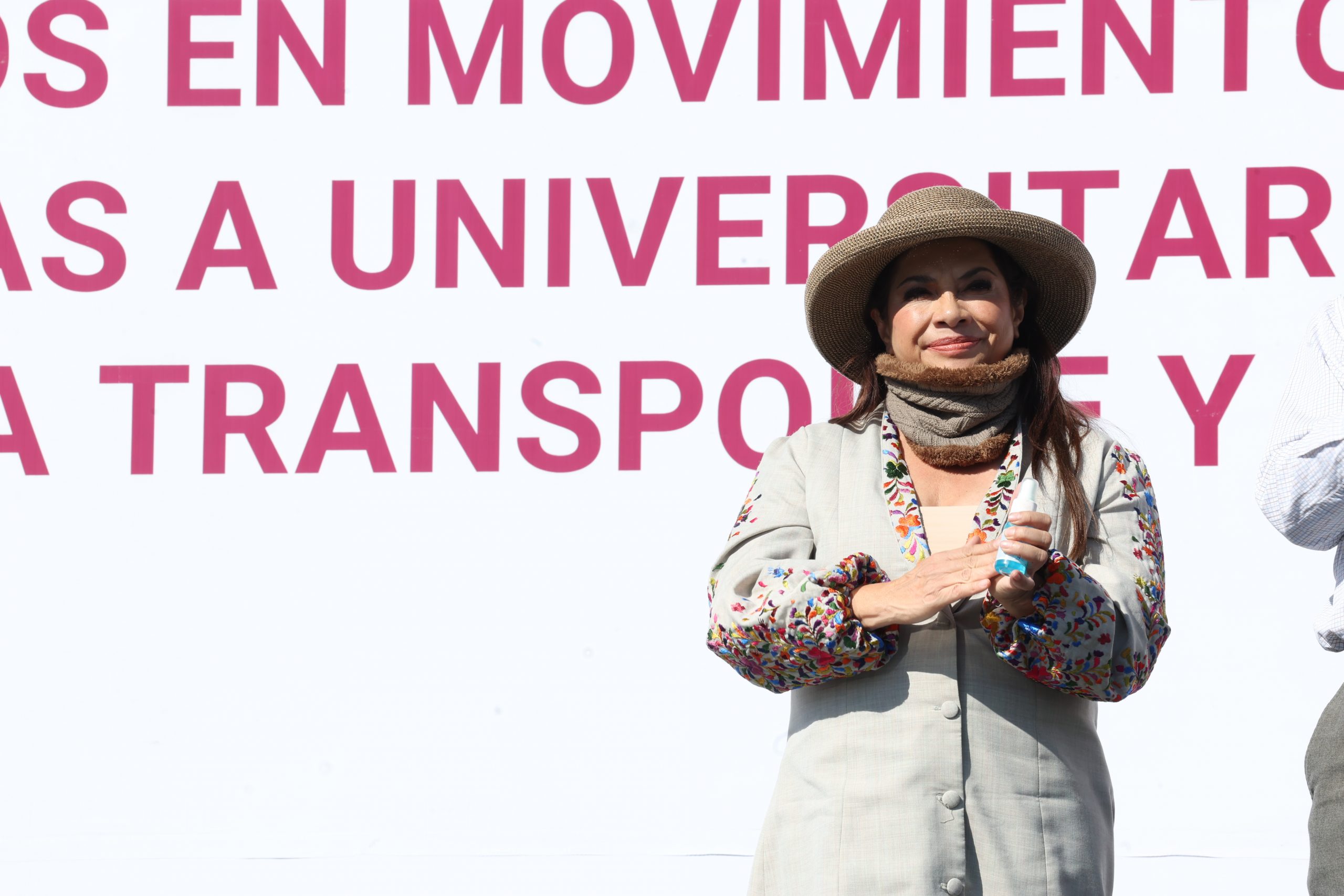 Beca a Universitarias y Universitarios para Transporte y Más. Fotografía: La Isabel.