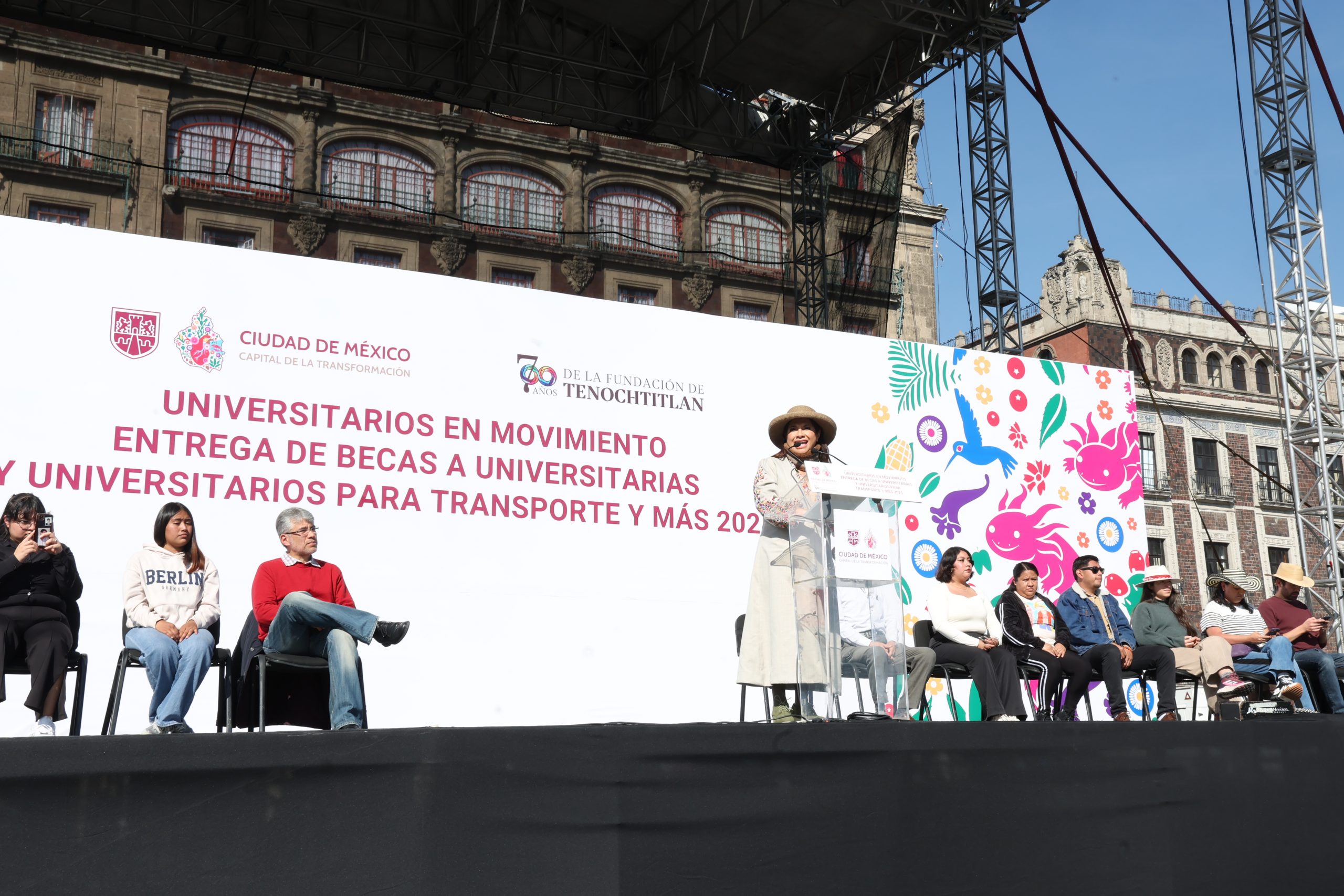 Beca a Universitarias y Universitarios para Transporte y Más. Fotografía: La Isabel.