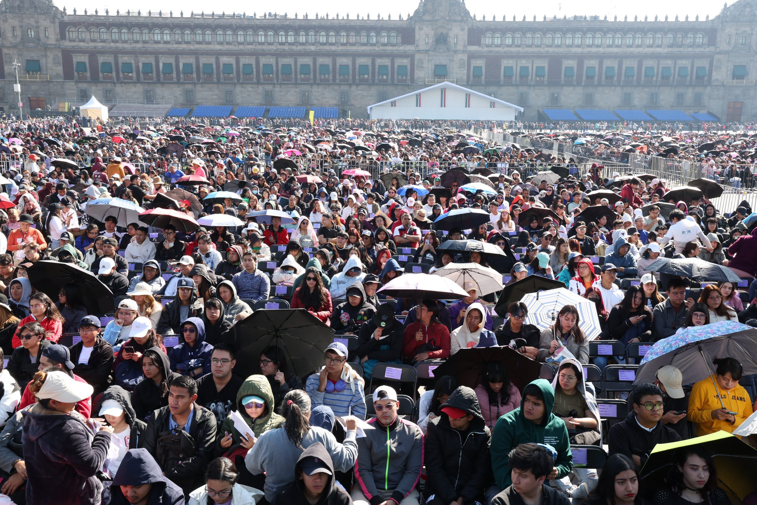Beca a Universitarias y Universitarios para Transporte y Más. Fotografía: La Isabel.