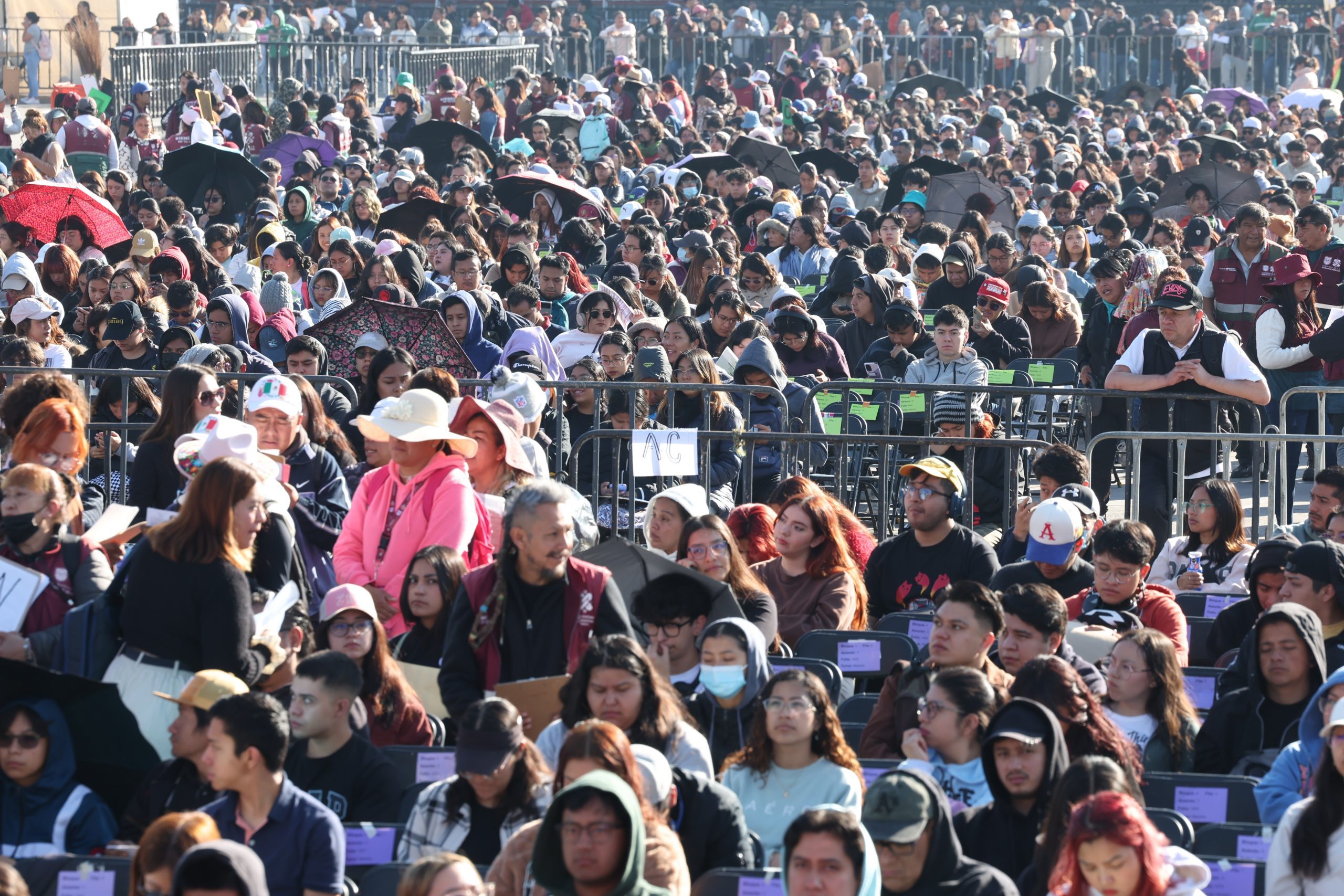 Beca a Universitarias y Universitarios para Transporte y Más. Fotografía: La Isabel.