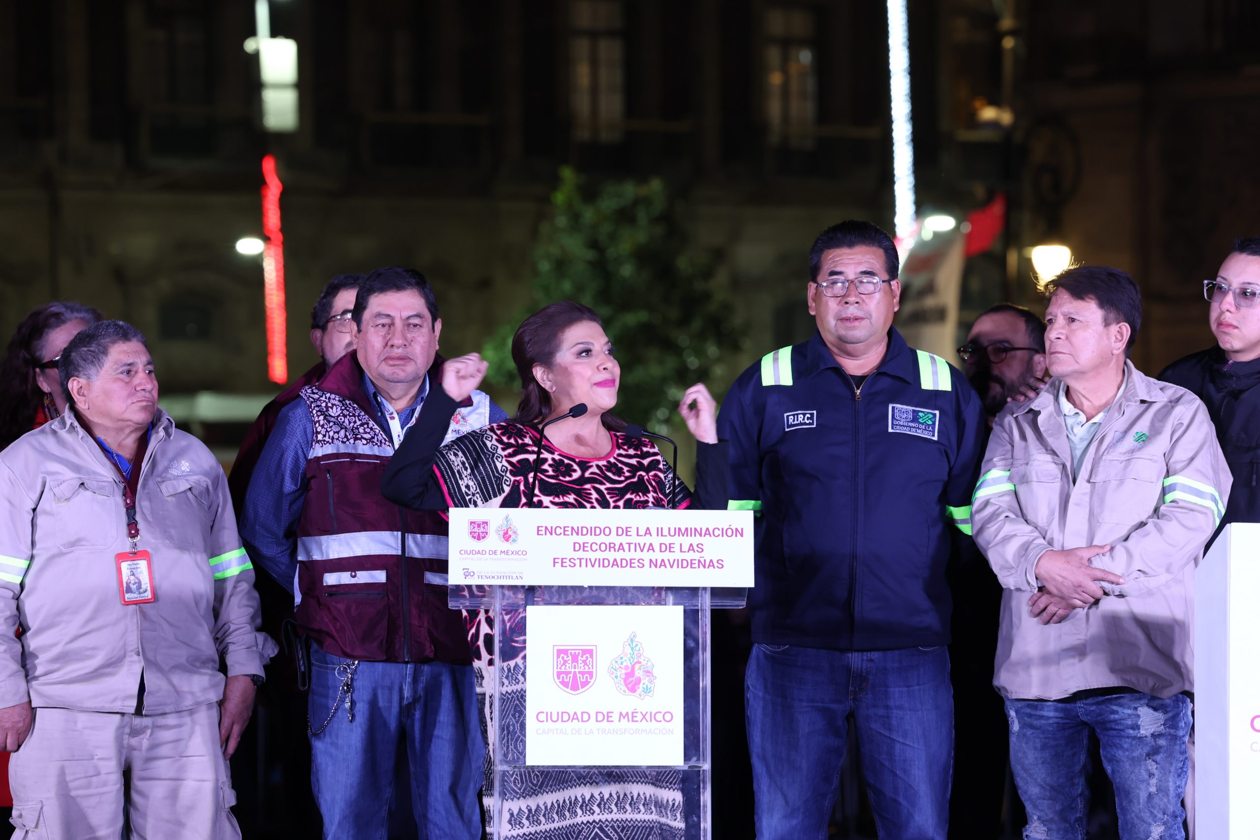 Encendido del alumbrado navideño en el Zócalo capitalino. Fotografía: La Isabel.