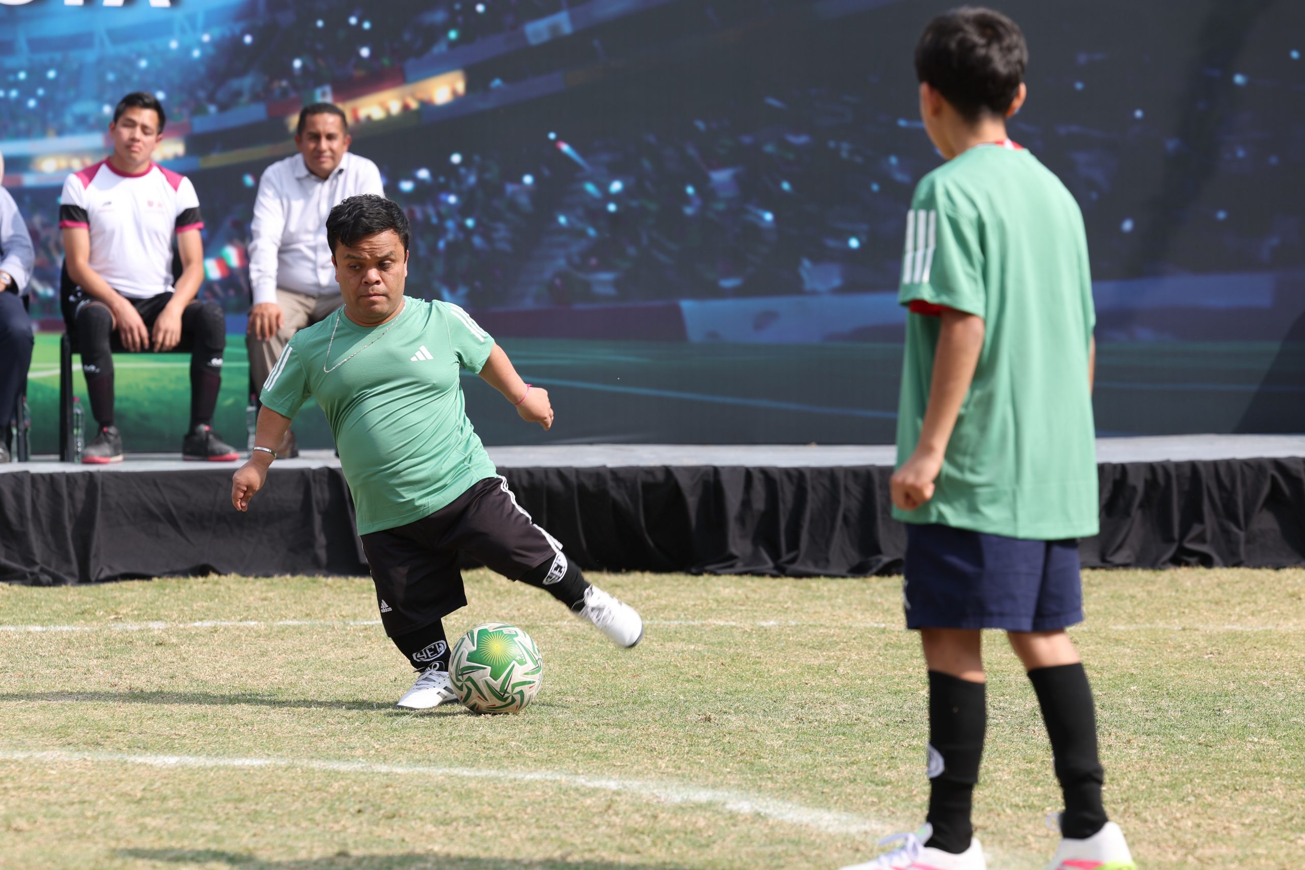 Anuncia Clara Brugada partido de futbol entre las Selecciones de Talla Baja de México y Estados Unidos en el marco del Mundial 2026. Fotografía: La Isabel.