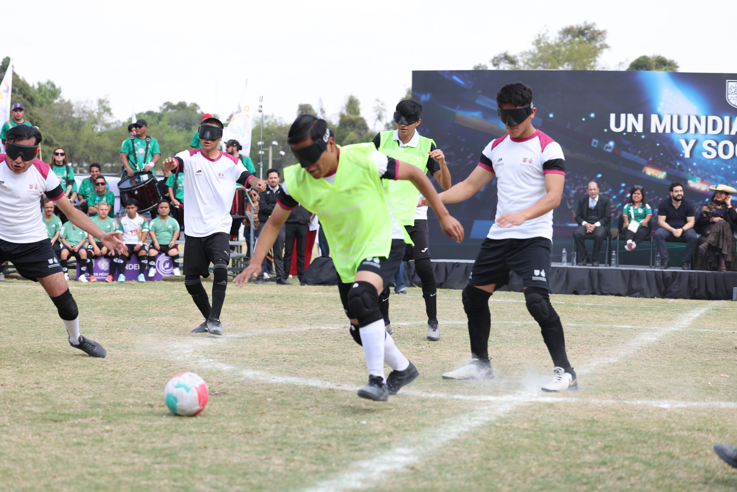 Anuncia Clara Brugada partido de futbol entre las Selecciones de Talla Baja de México y Estados Unidos en el marco del Mundial 2026. Fotografía: La Isabel.
