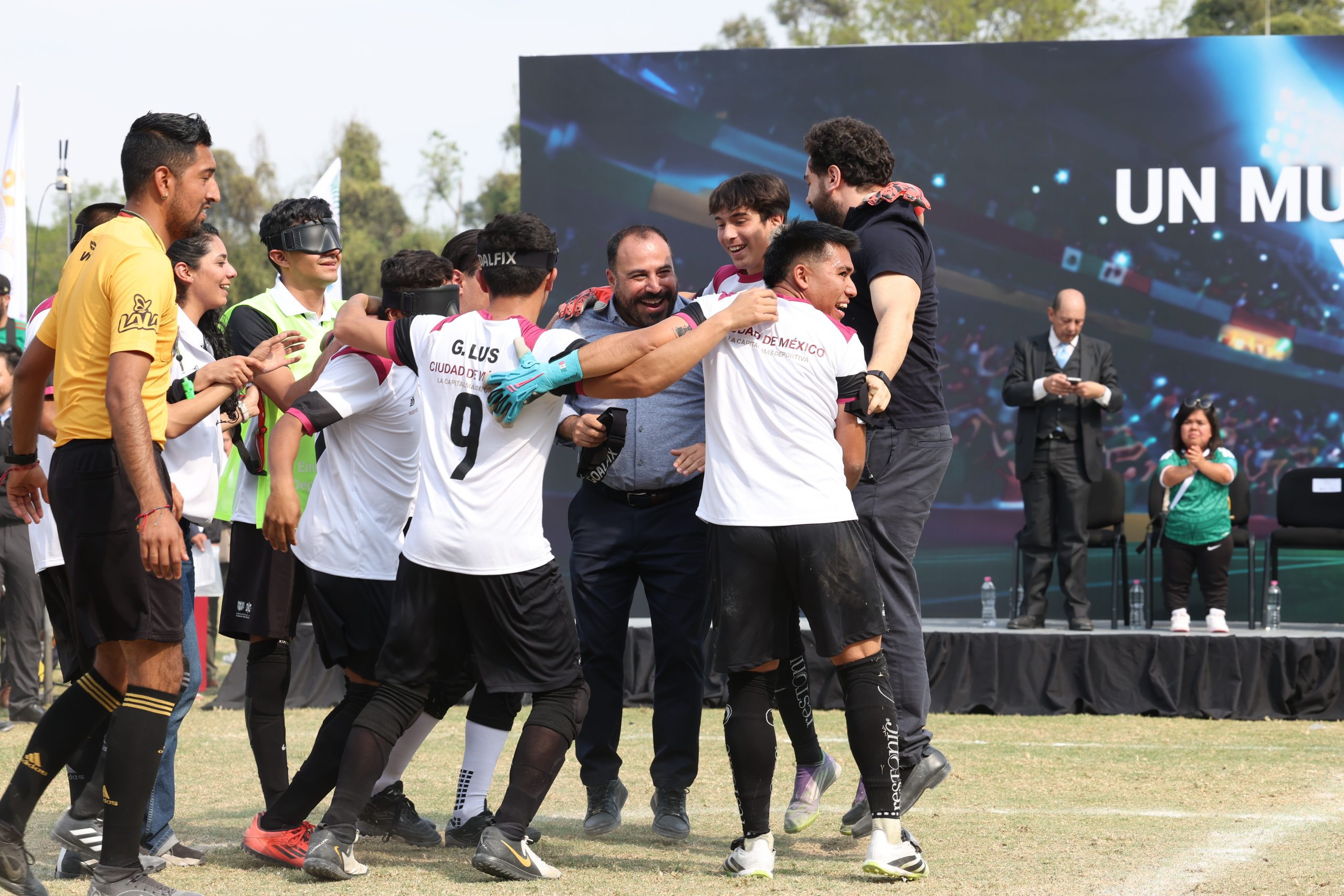 Anuncia Clara Brugada partido de futbol entre las Selecciones de Talla Baja de México y Estados Unidos en el marco del Mundial 2026. Fotografía: La Isabel.