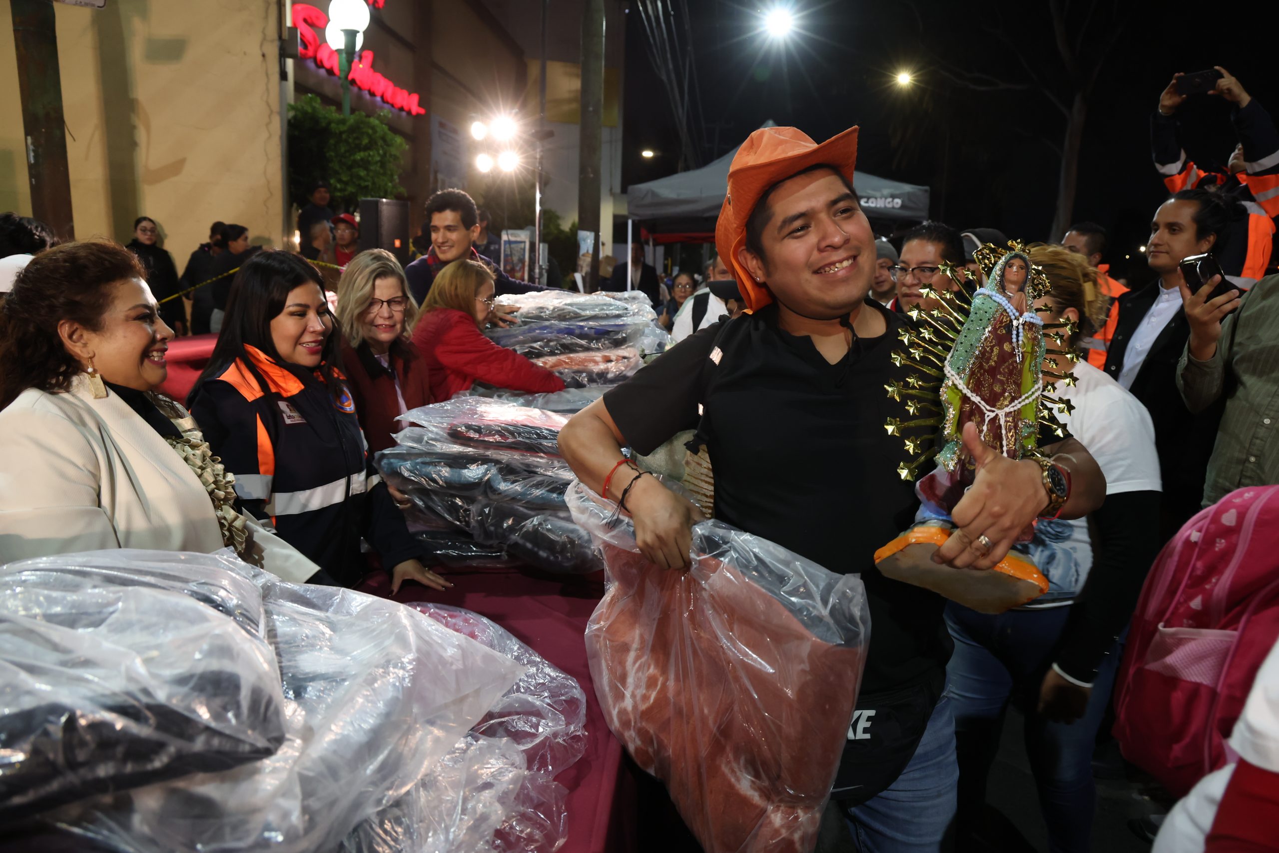 Entrega de cobijas y alimentos calientes a peregrinos, rumbo a la Basílica. Fotografía: La Isabel.