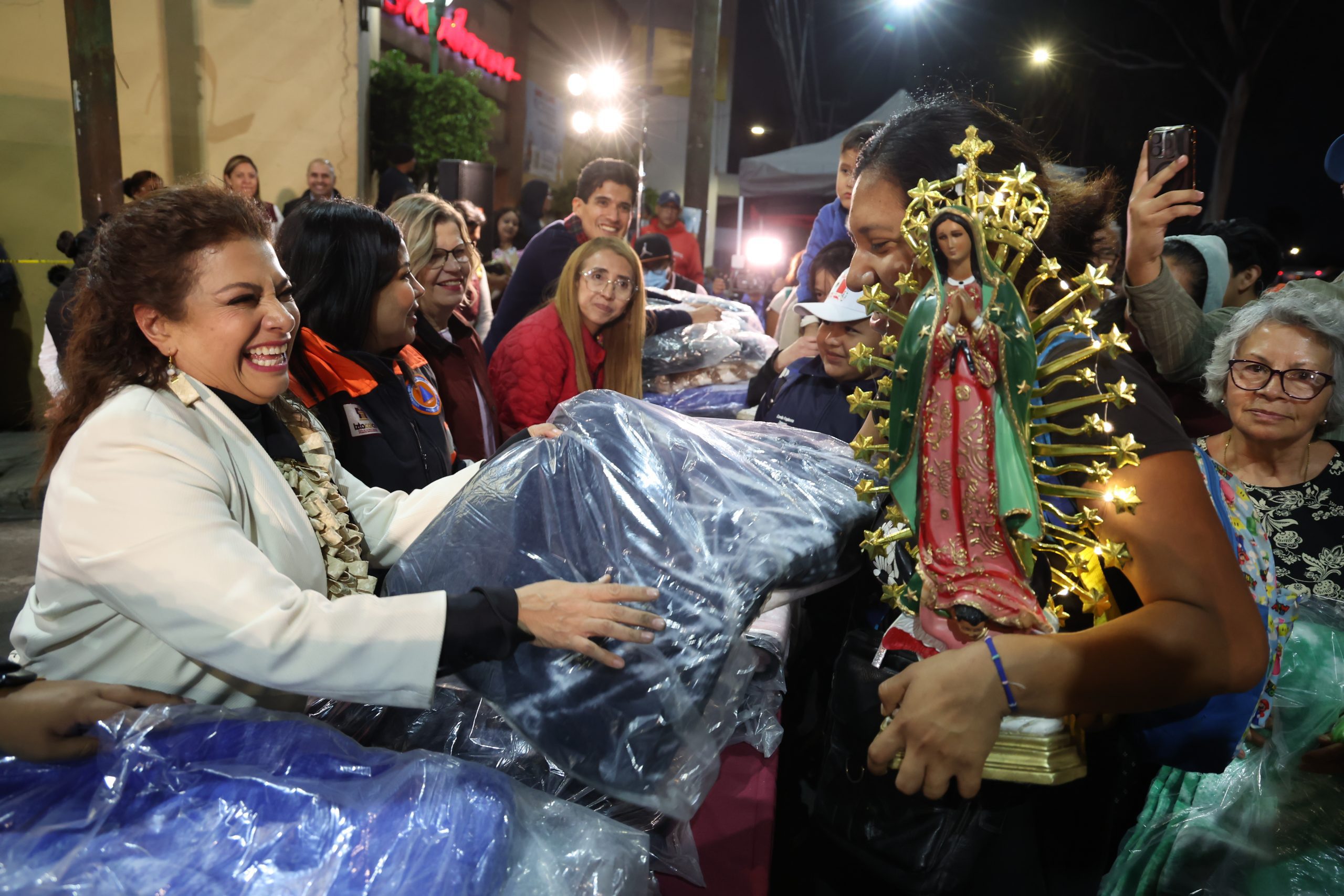 Entrega de cobijas y alimentos calientes a peregrinos, rumbo a la Basílica. Fotografía: La Isabel.