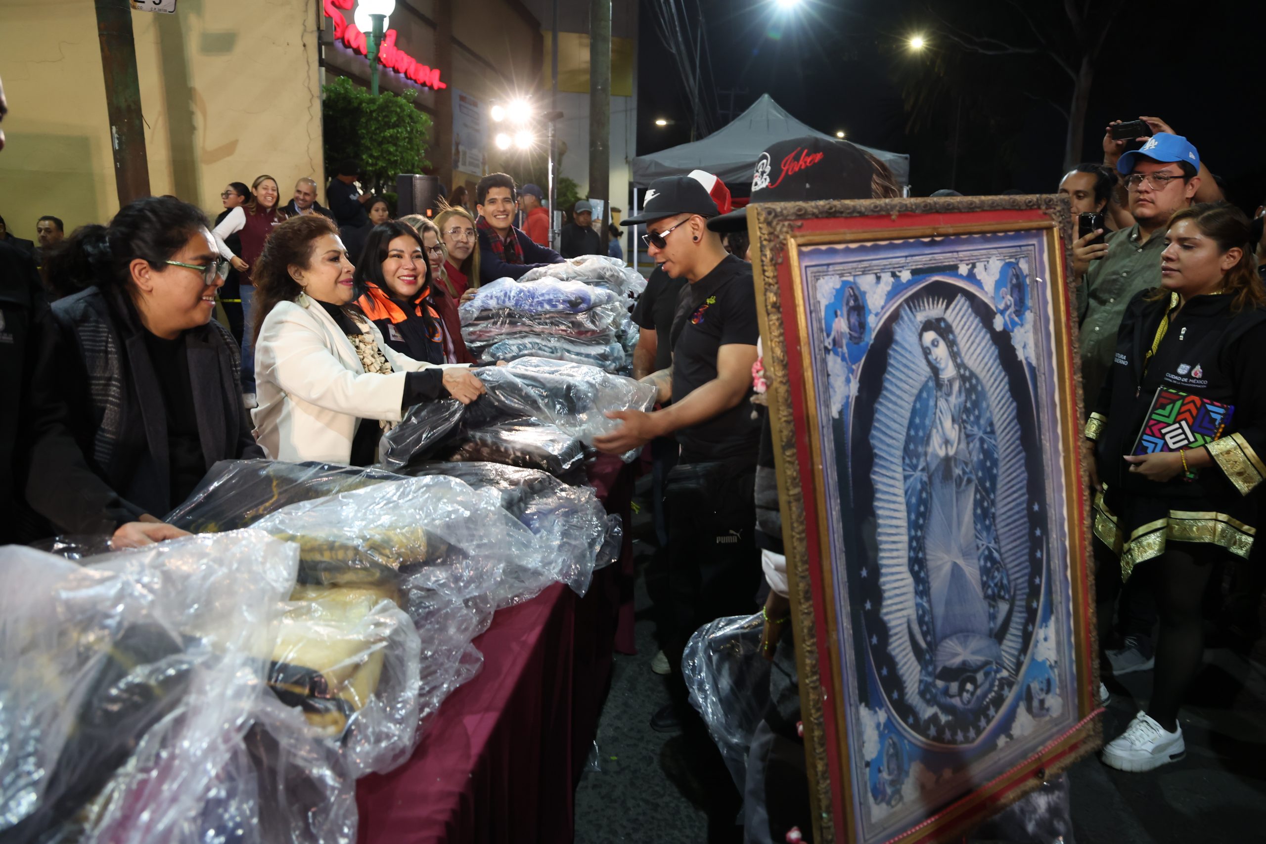 Entrega de cobijas y alimentos calientes a peregrinos, rumbo a la Basílica. Fotografía: La Isabel.