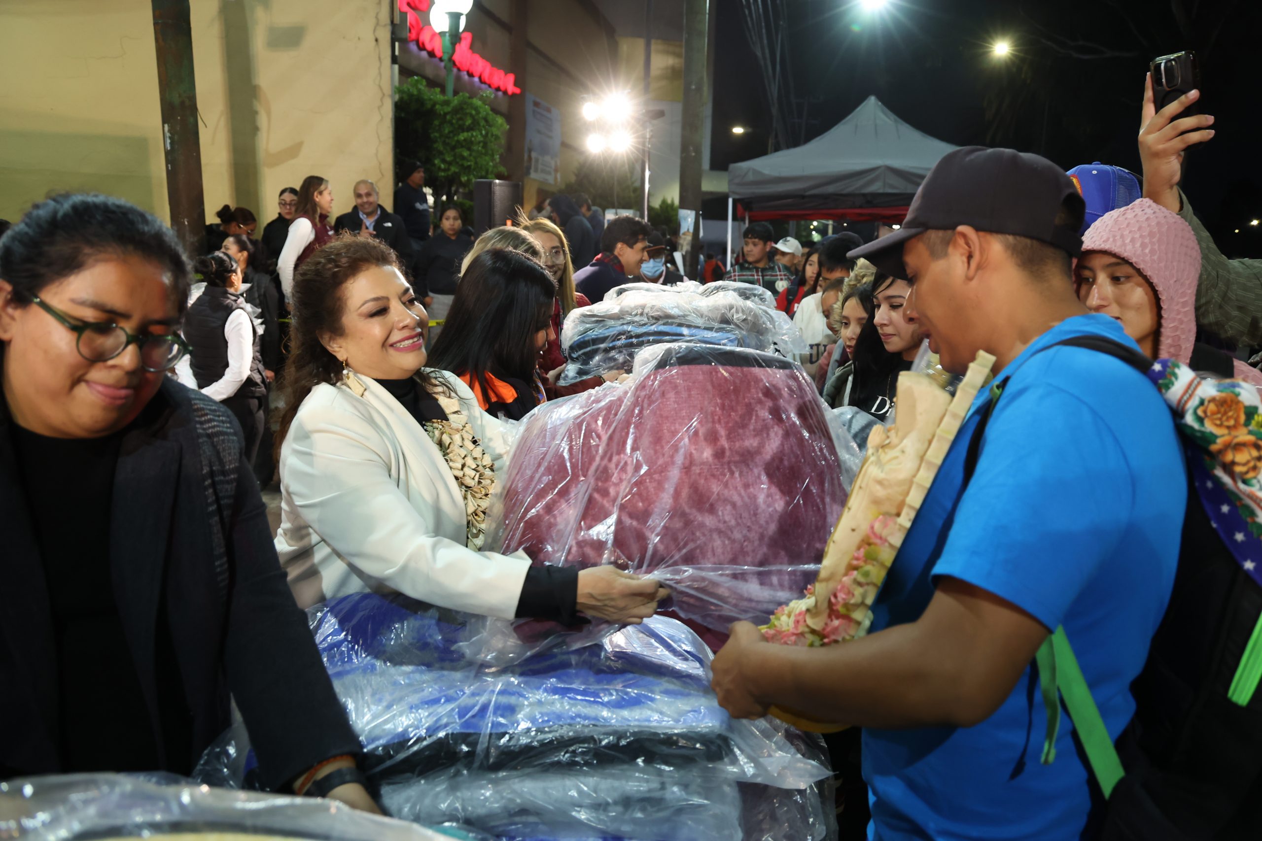 Entrega de cobijas y alimentos calientes a peregrinos, rumbo a la Basílica. Fotografía: La Isabel.