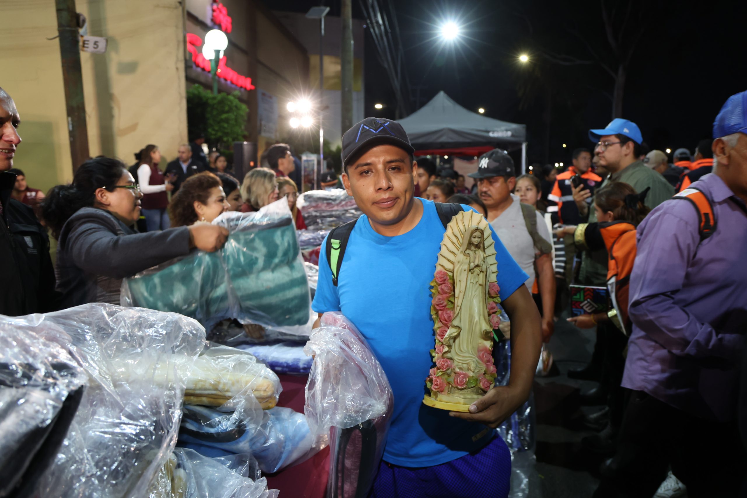 Entrega de cobijas y alimentos calientes a peregrinos, rumbo a la Basílica. Fotografía: La Isabel.