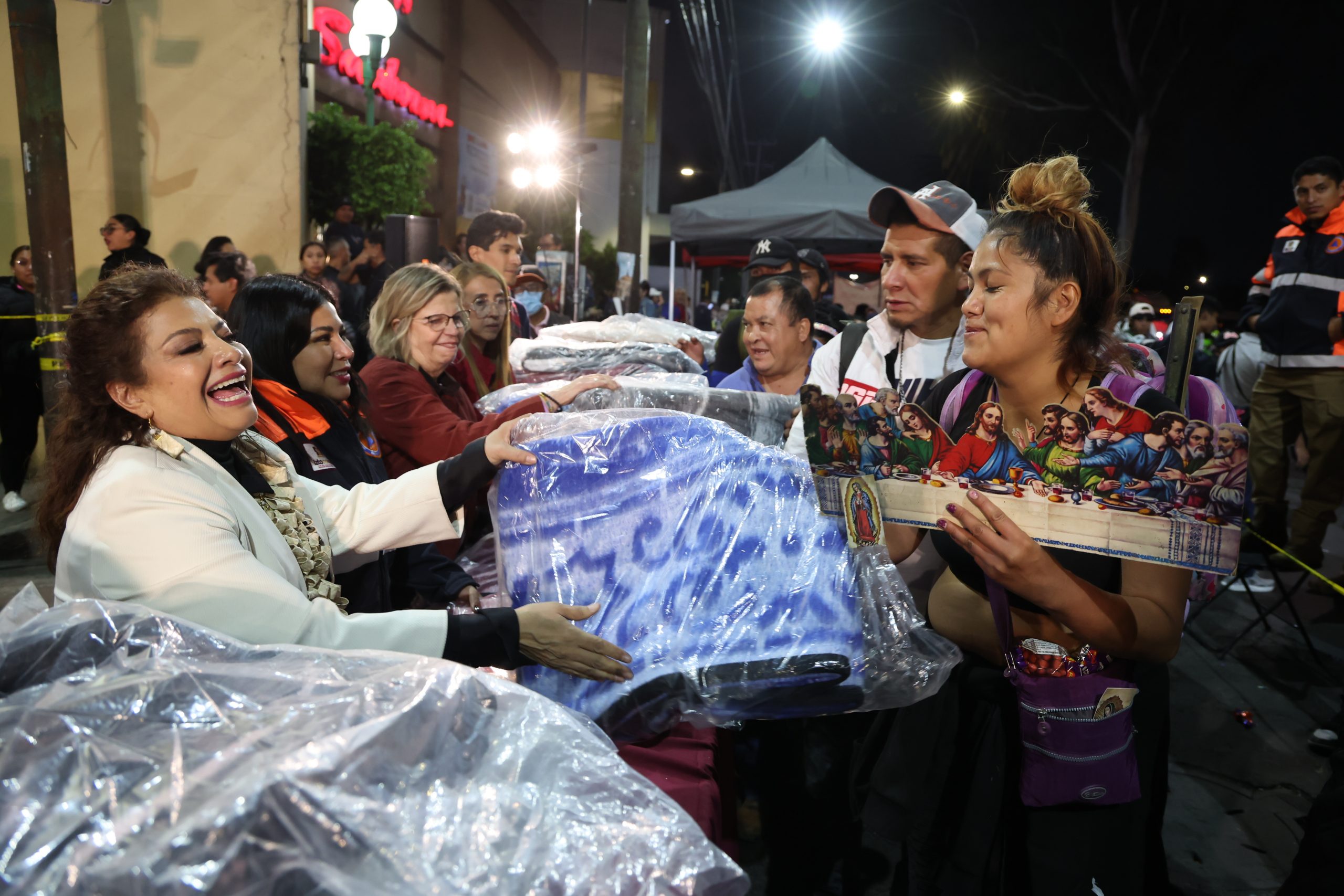 Entrega de cobijas y alimentos calientes a peregrinos, rumbo a la Basílica. Fotografía: La Isabel.