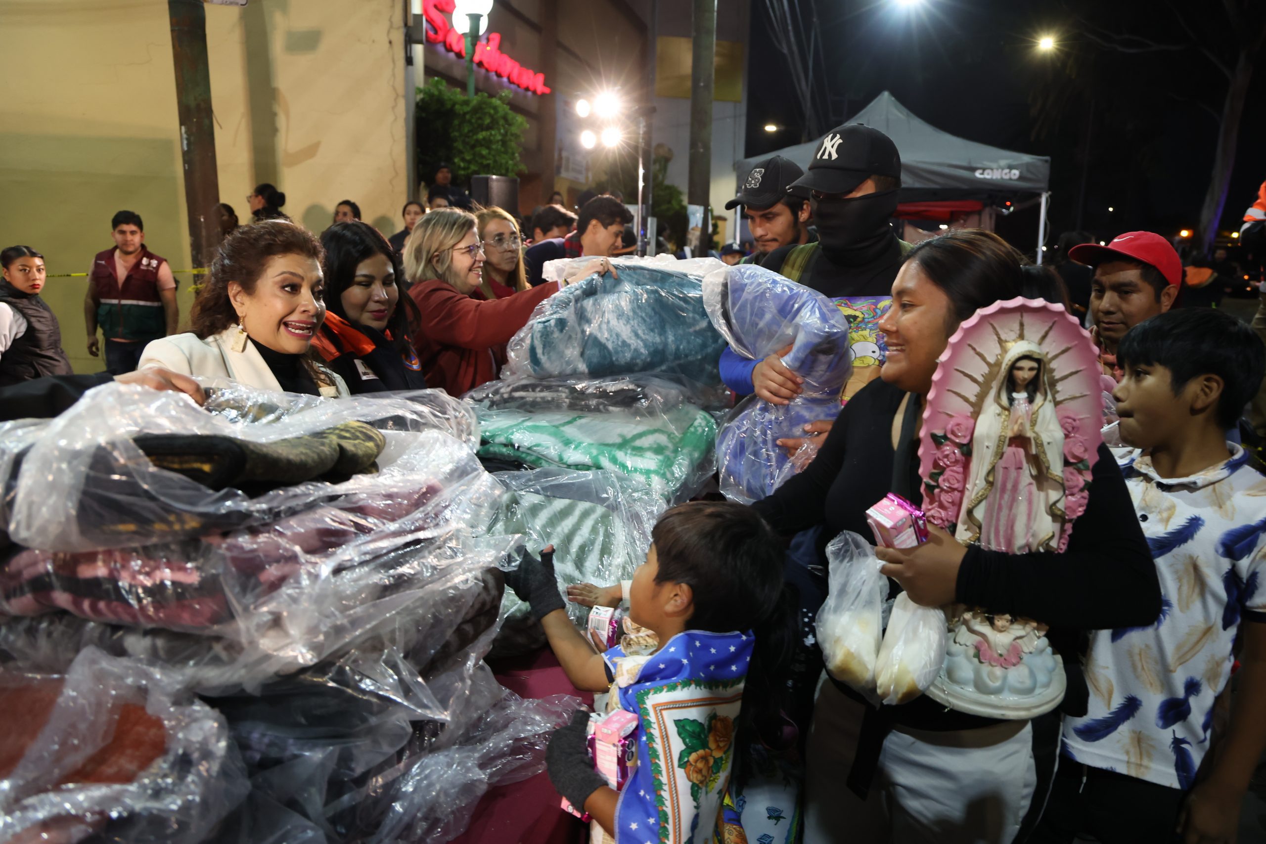 Entrega de cobijas y alimentos calientes a peregrinos, rumbo a la Basílica. Fotografía: La Isabel.