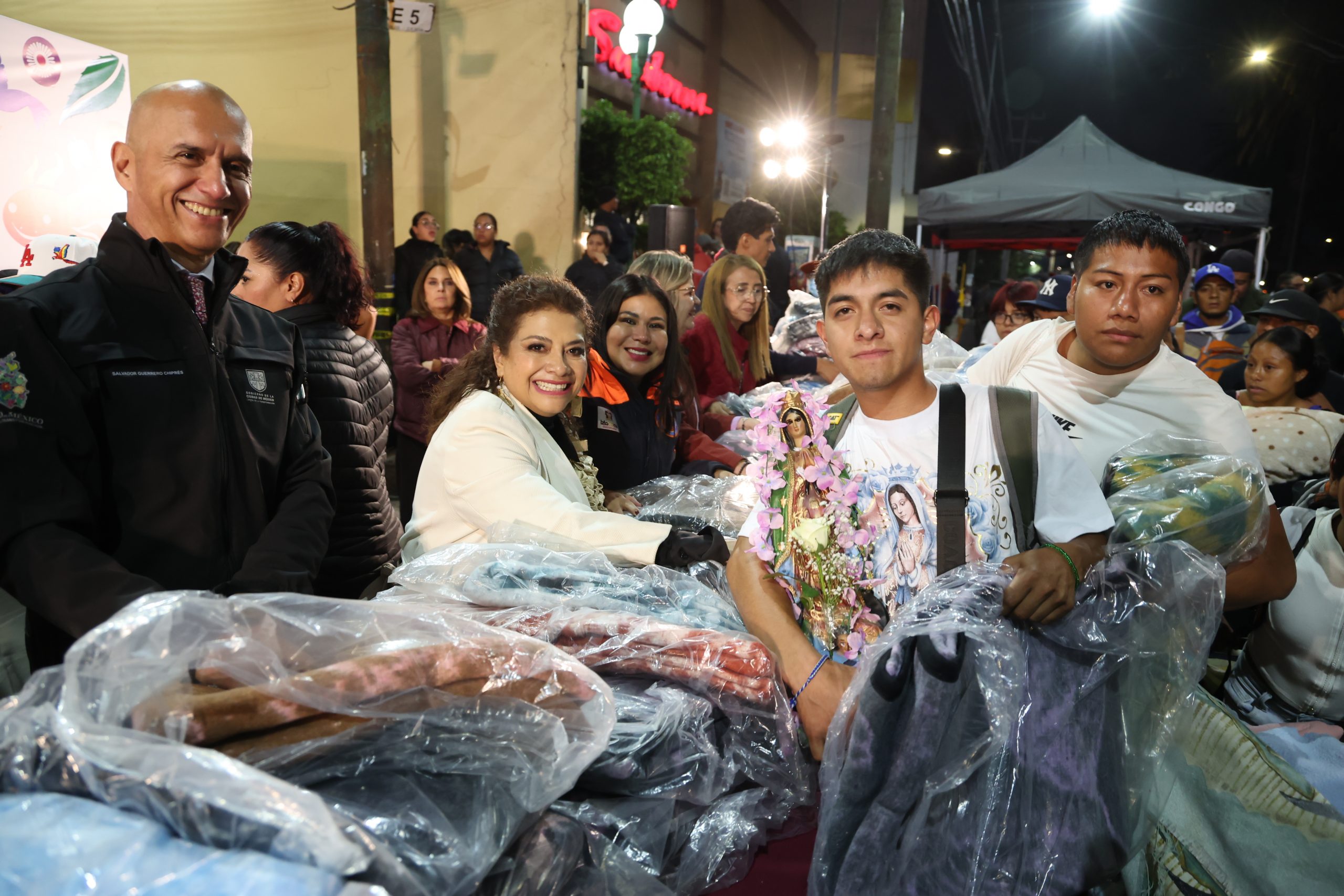 Entrega de cobijas y alimentos calientes a peregrinos, rumbo a la Basílica. Fotografía: La Isabel.