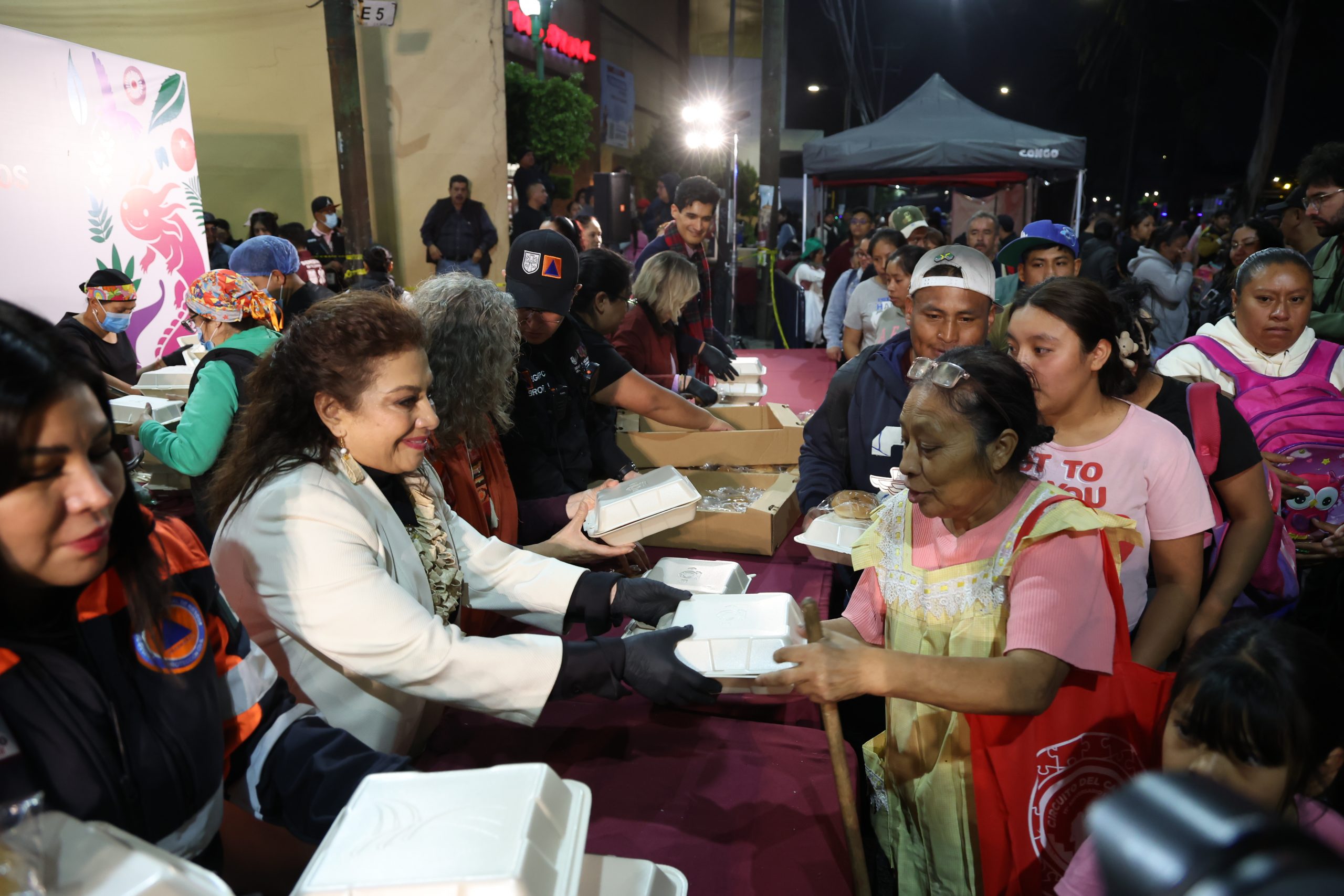 Entrega de cobijas y alimentos calientes a peregrinos, rumbo a la Basílica. Fotografía: La Isabel.