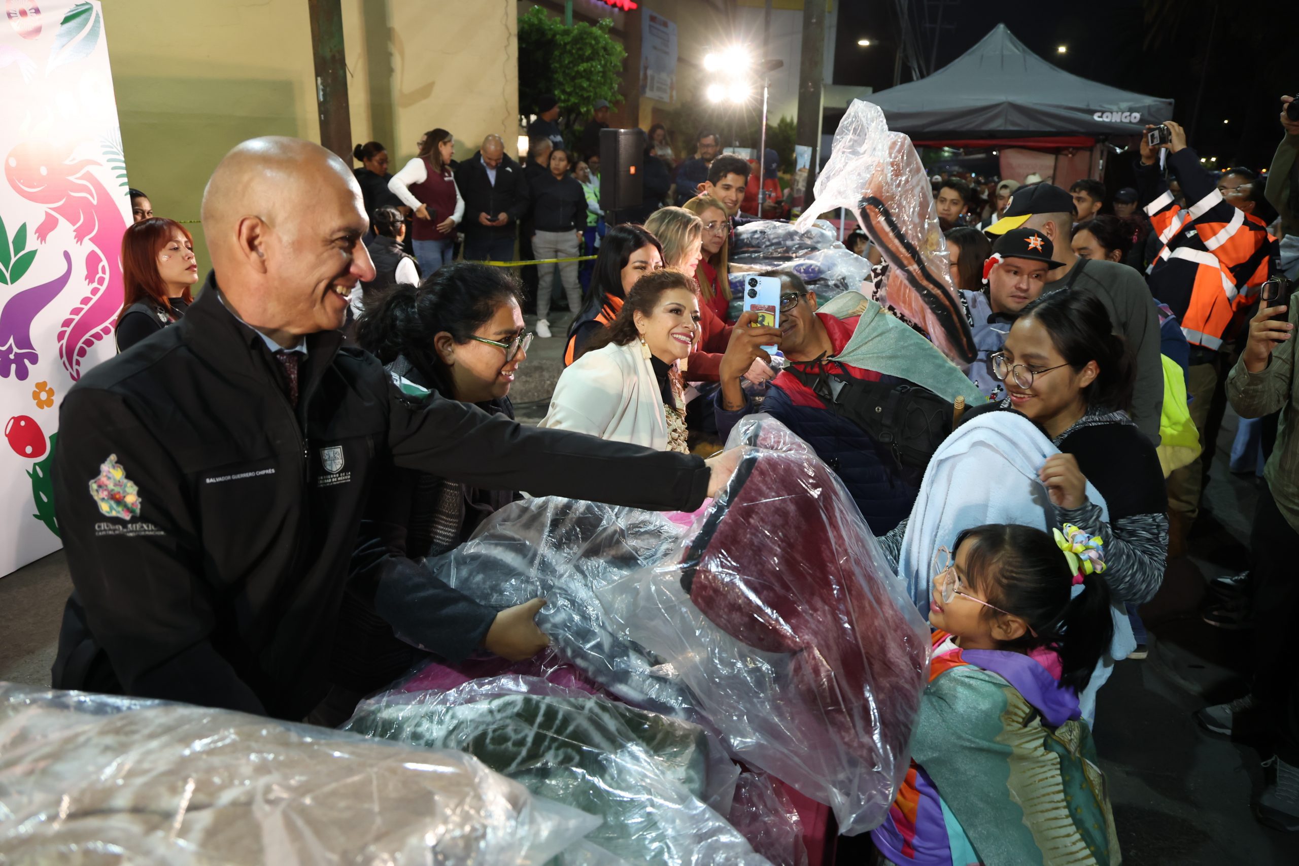 Entrega de cobijas y alimentos calientes a peregrinos, rumbo a la Basílica. Fotografía: La Isabel.