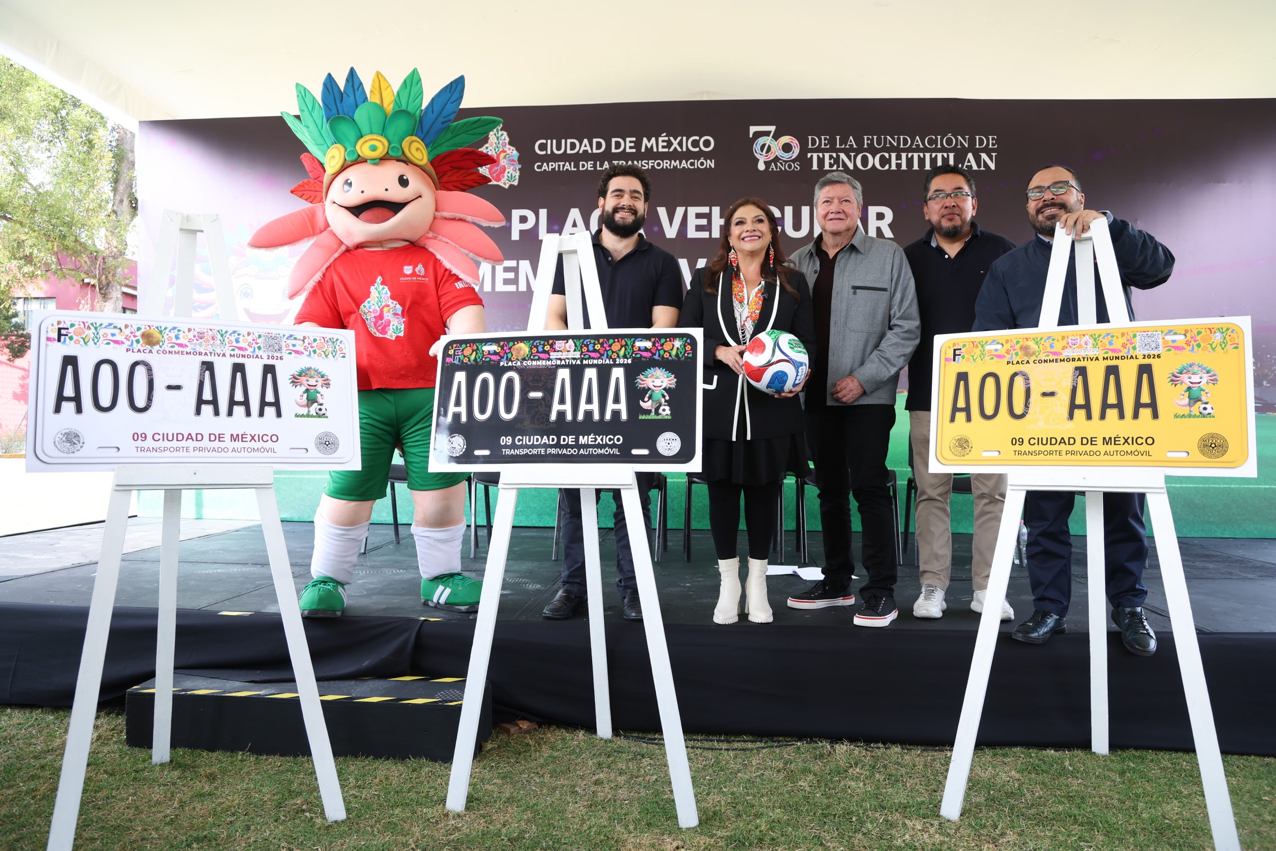 Presenta Clara Brugada la Placa Vehicular Conmemorativa del Mundial 2026: Fotografía: La Isabel.