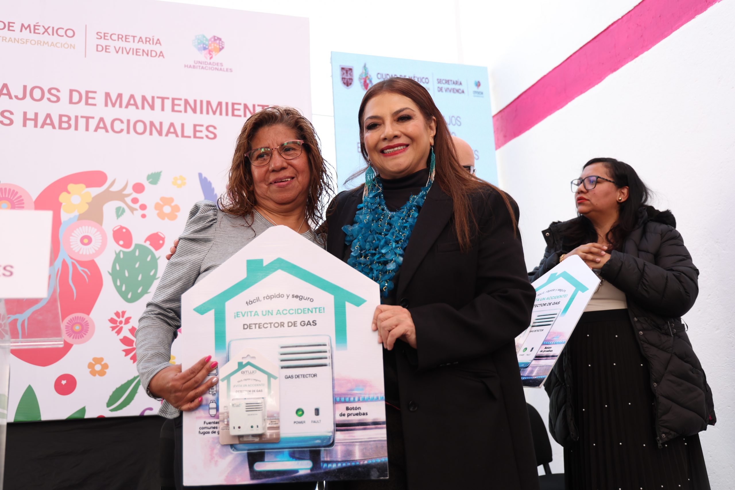 La Jefa de Gobierno, Clara Brugada, encabeza la entrega de acciones de mantenimiento en la Unidad Habitacional "8 de Agosto". Fotografía: La Isabel.