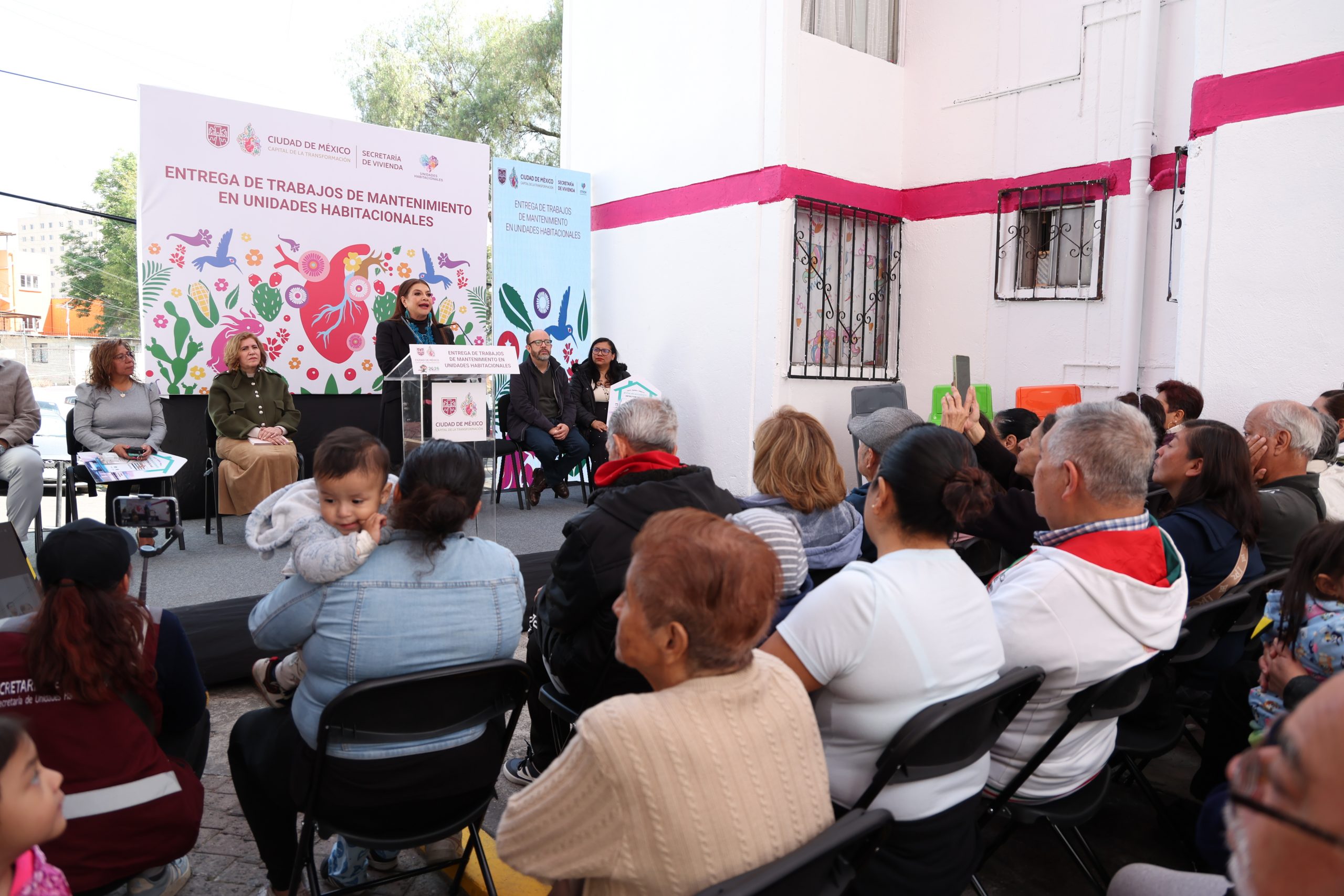 La Jefa de Gobierno, Clara Brugada, encabeza la entrega de acciones de mantenimiento en la Unidad Habitacional "8 de Agosto". Fotografía: La Isabel.