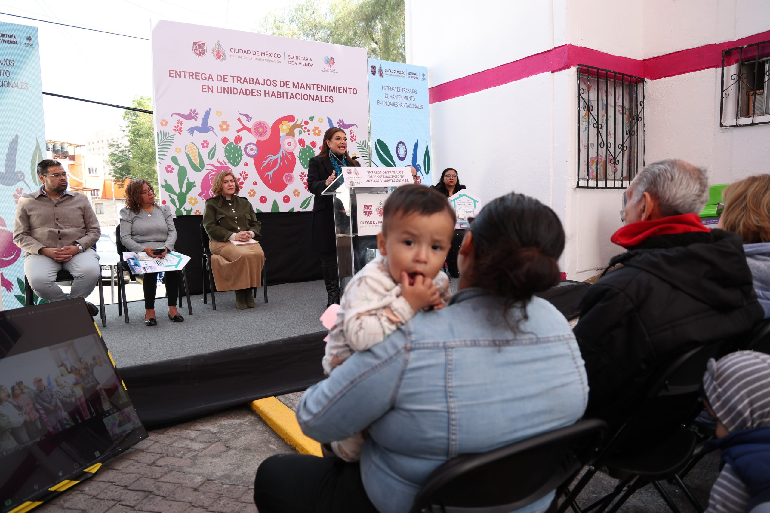 La Jefa de Gobierno, Clara Brugada, encabeza la entrega de acciones de mantenimiento en la Unidad Habitacional "8 de Agosto". Fotografía: La Isabel.
