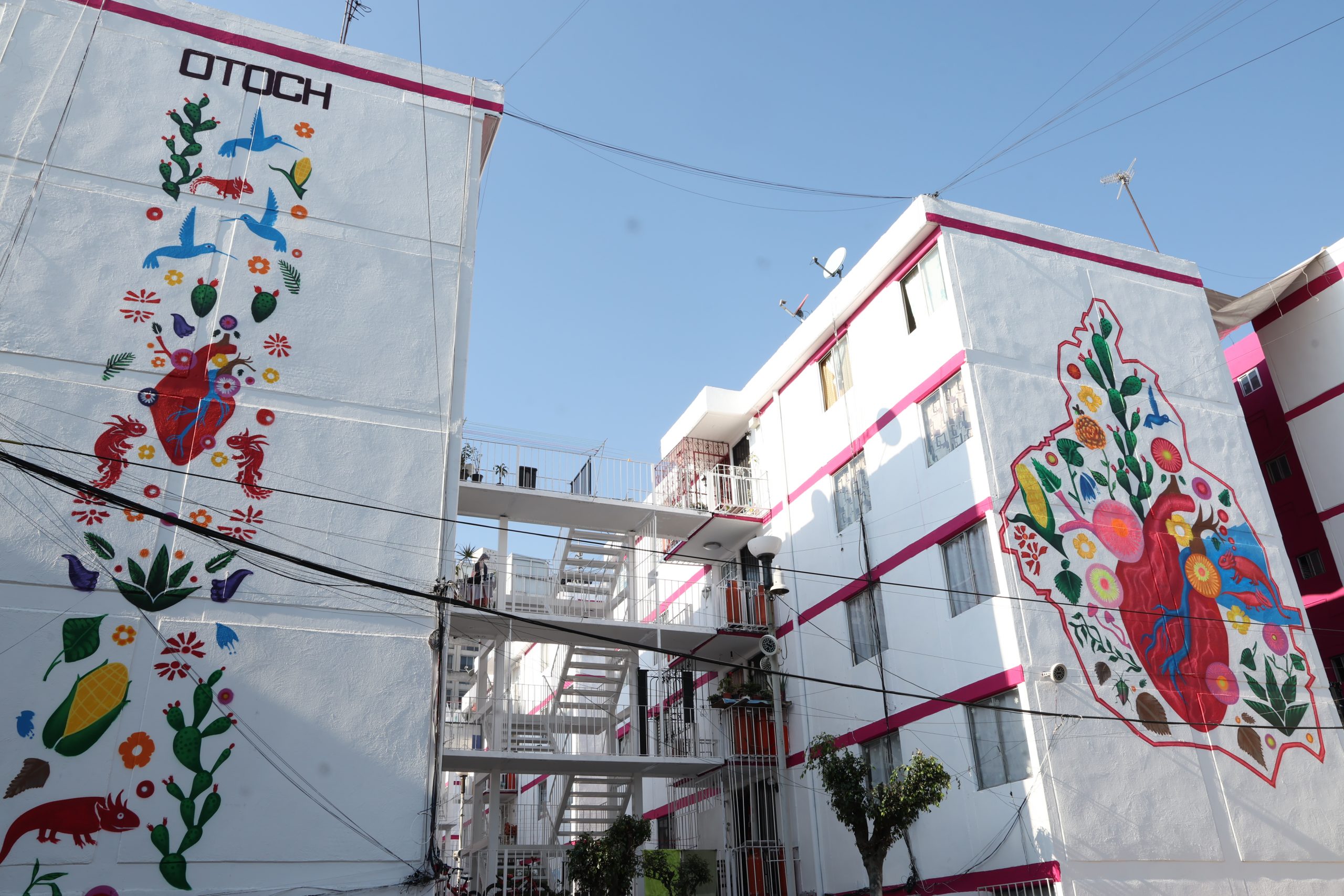 La Jefa de Gobierno, Clara Brugada, encabeza la entrega de acciones de mantenimiento en la Unidad Habitacional "8 de Agosto". Fotografía: La Isabel.