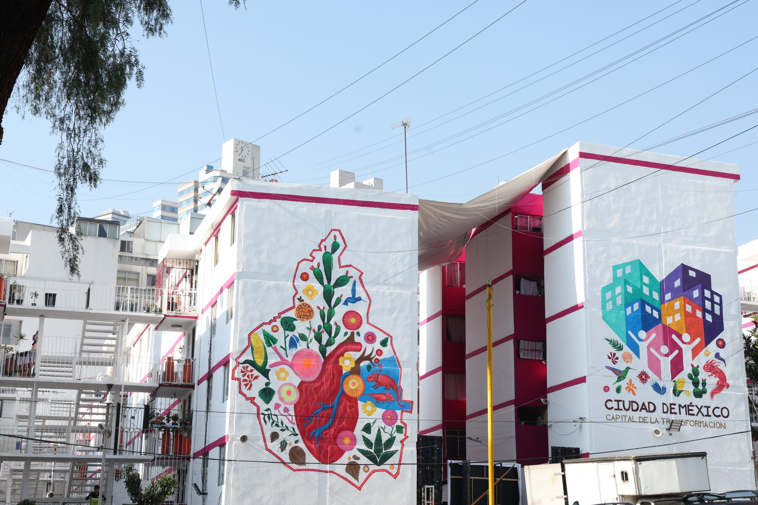 La Jefa de Gobierno, Clara Brugada, encabeza la entrega de acciones de mantenimiento en la Unidad Habitacional "8 de Agosto". Fotografía: La Isabel.