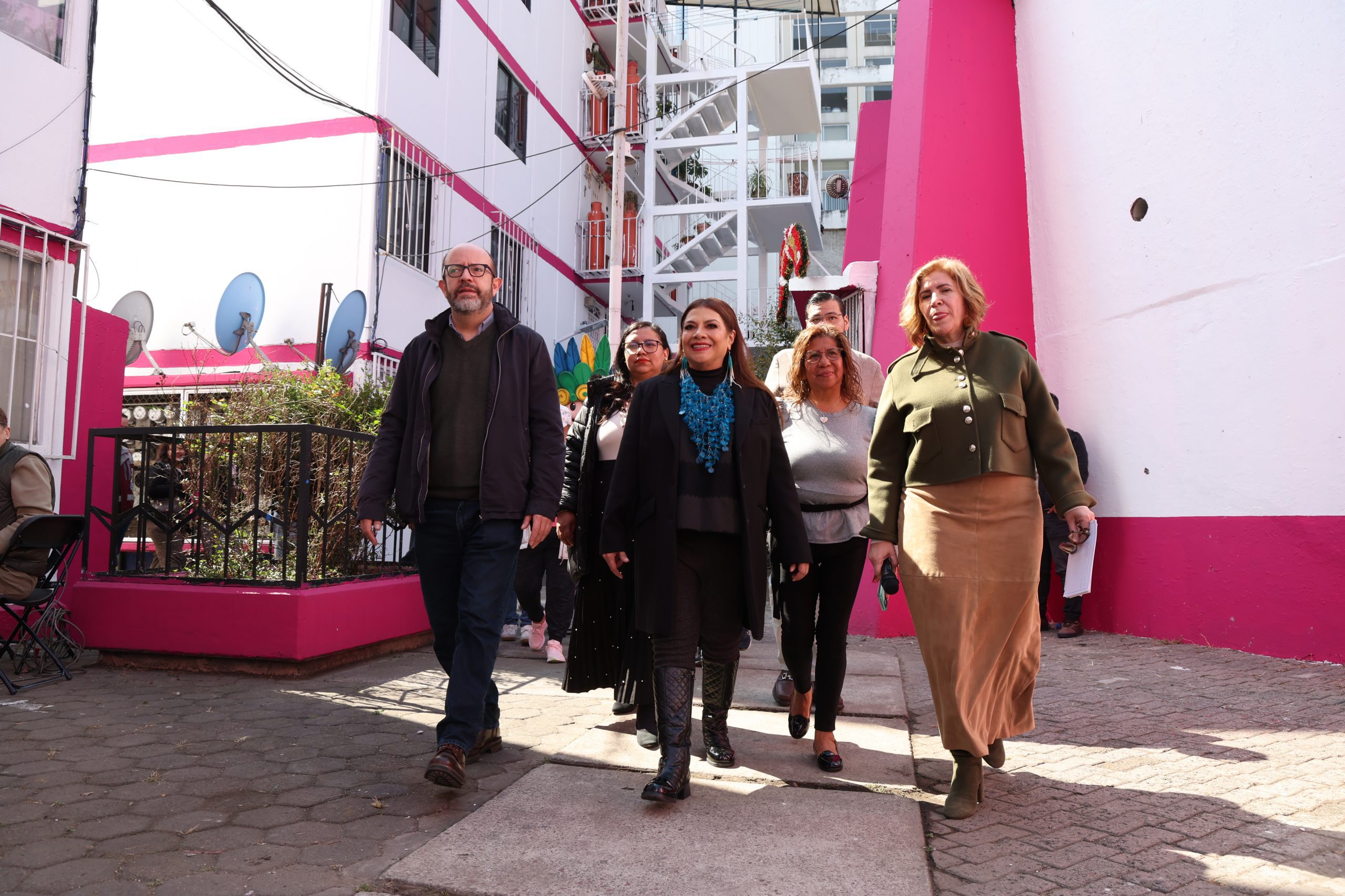 La Jefa de Gobierno, Clara Brugada, encabeza la entrega de acciones de mantenimiento en la Unidad Habitacional "8 de Agosto". Fotografía: La Isabel.