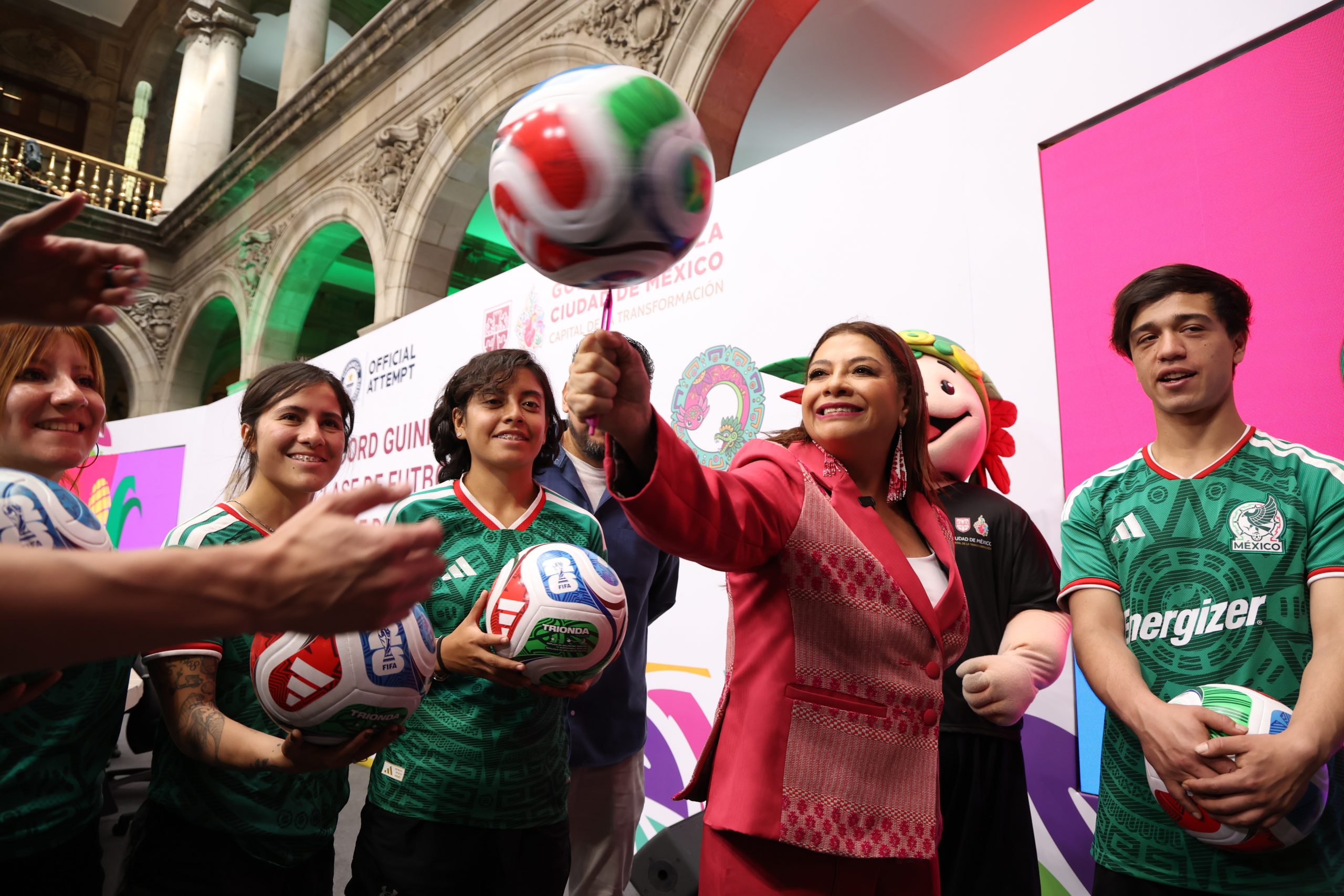 Conferencia de Prensa: Récord Guinness de la clase de fútbol más grande del mundo. Fotografía: La Isabel.