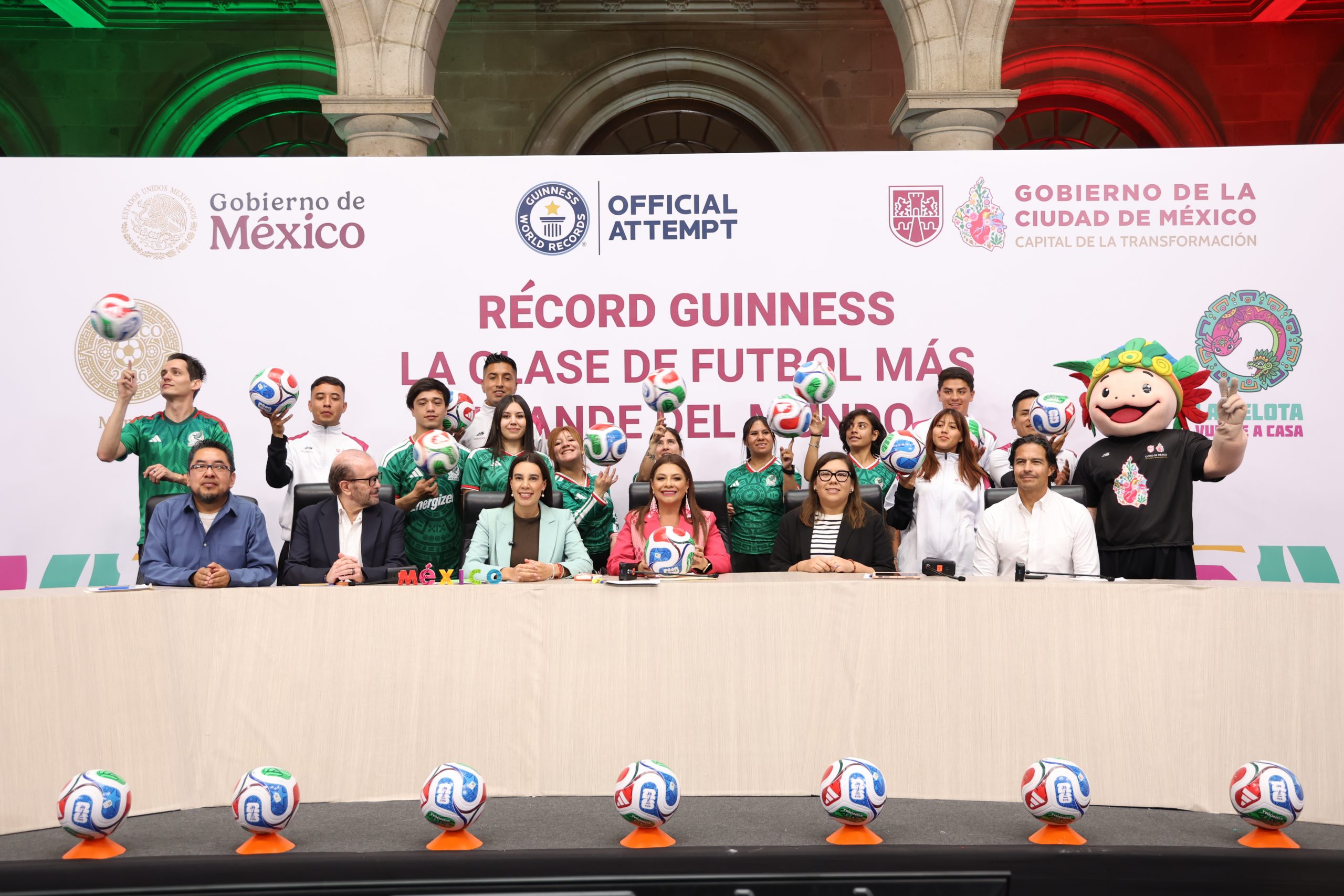 Conferencia de Prensa: Récord Guinness de la clase de fútbol más grande del mundo. Fotografía: La Isabel.
