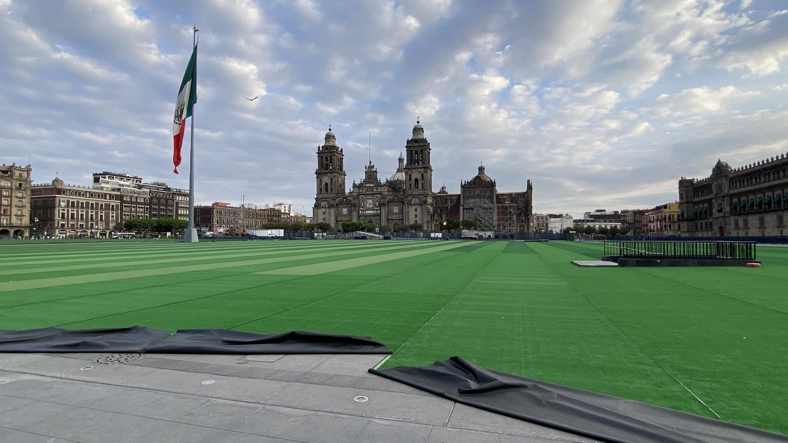Mega cancha de fútbol en el Zócalo de la Ciudad de México. Imagen: La Isabel.