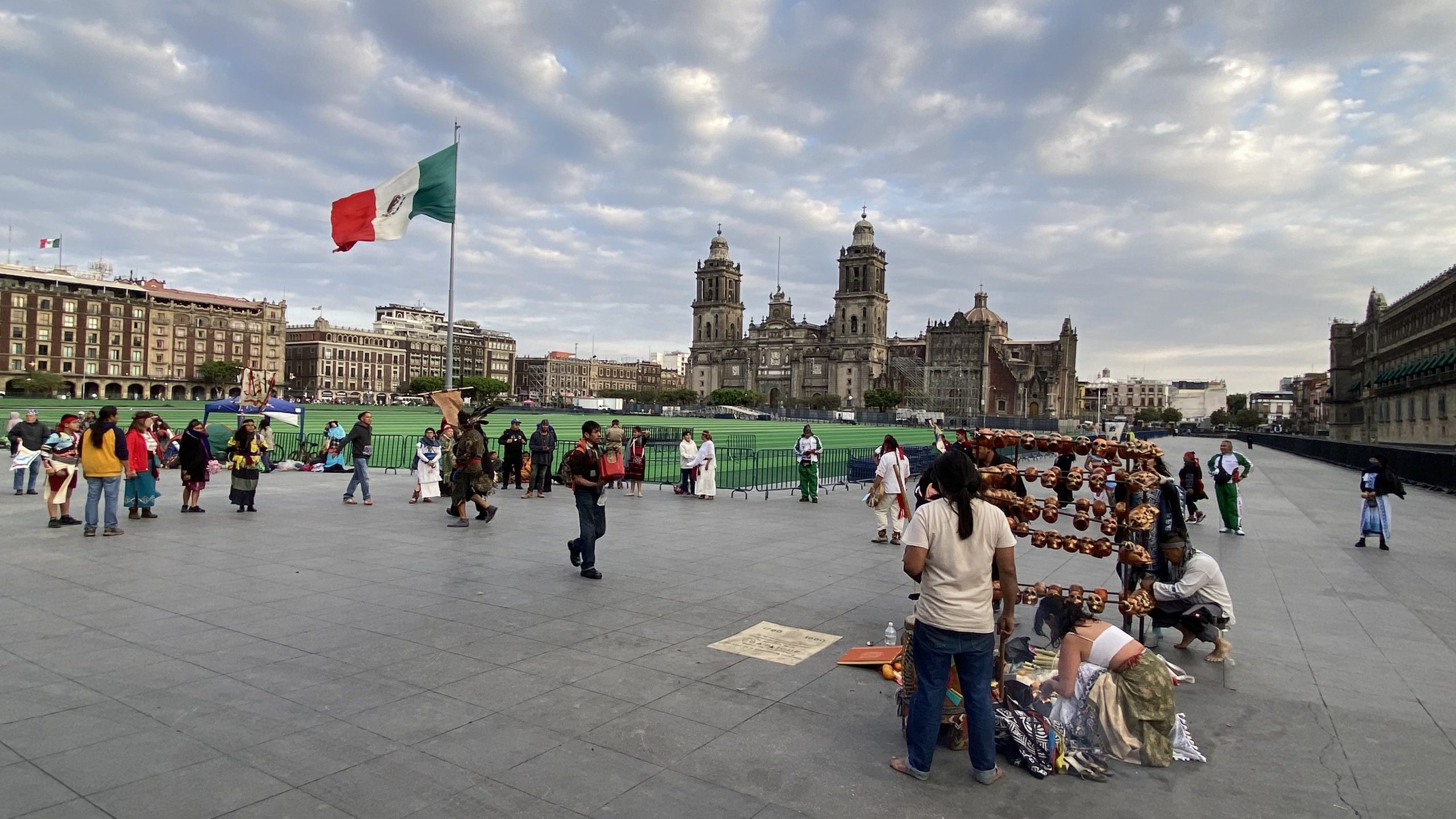 Mega cancha de fútbol en el Zócalo de la Ciudad de México. Imagen: La Isabel.