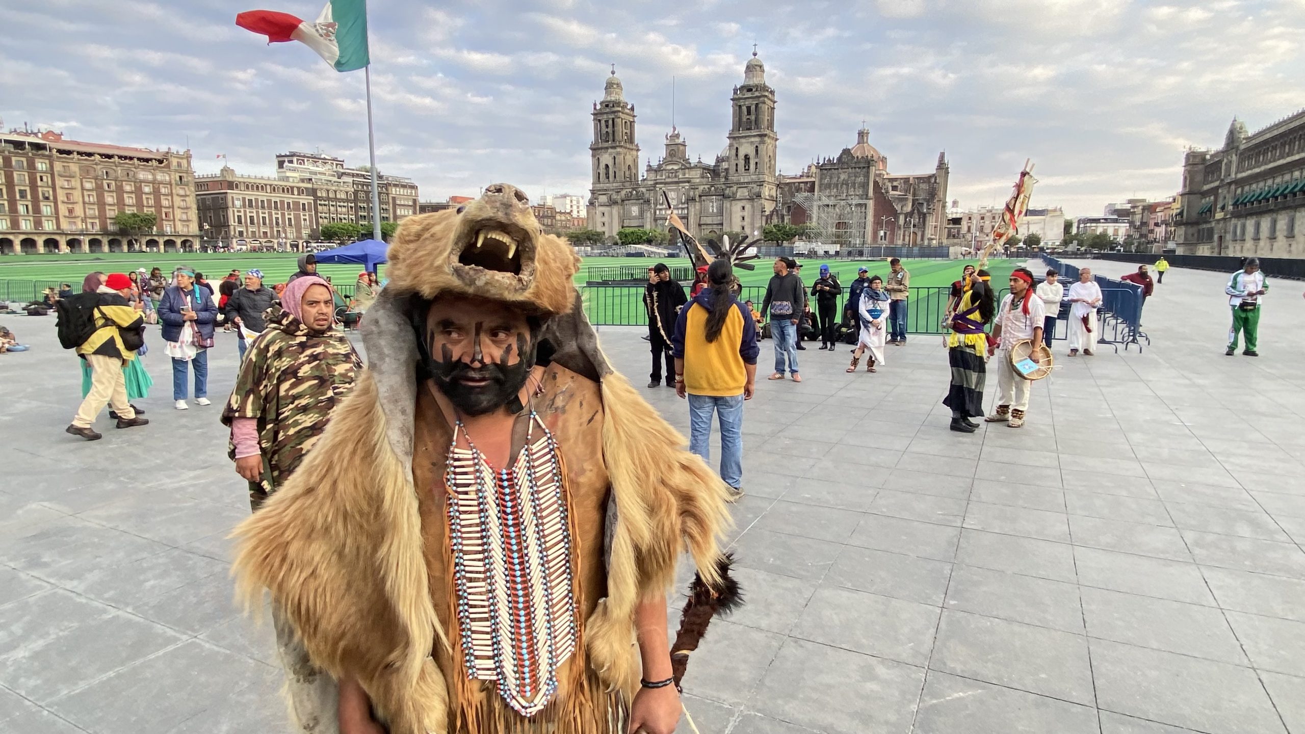 Mega cancha de fútbol en el Zócalo de la Ciudad de México. Imagen: La Isabel.
