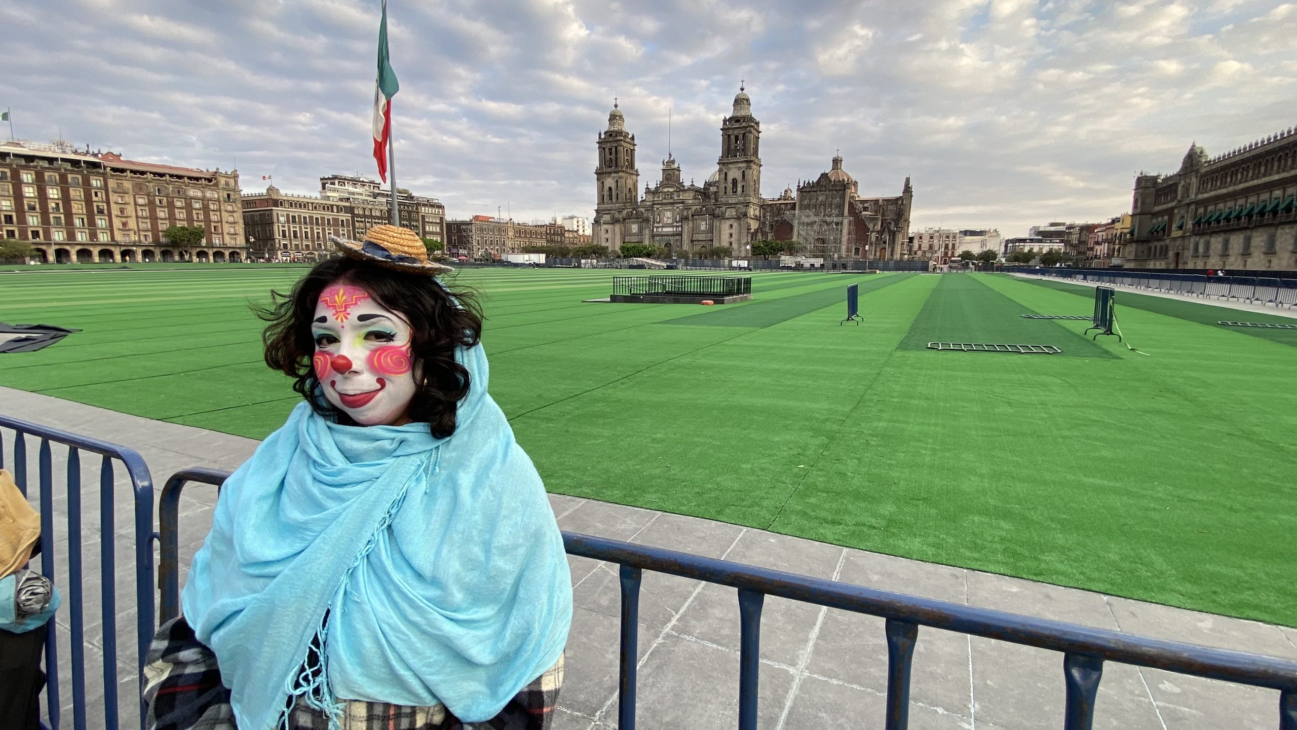 Mega cancha de fútbol en el Zócalo de la Ciudad de México. Imagen: La Isabel.
