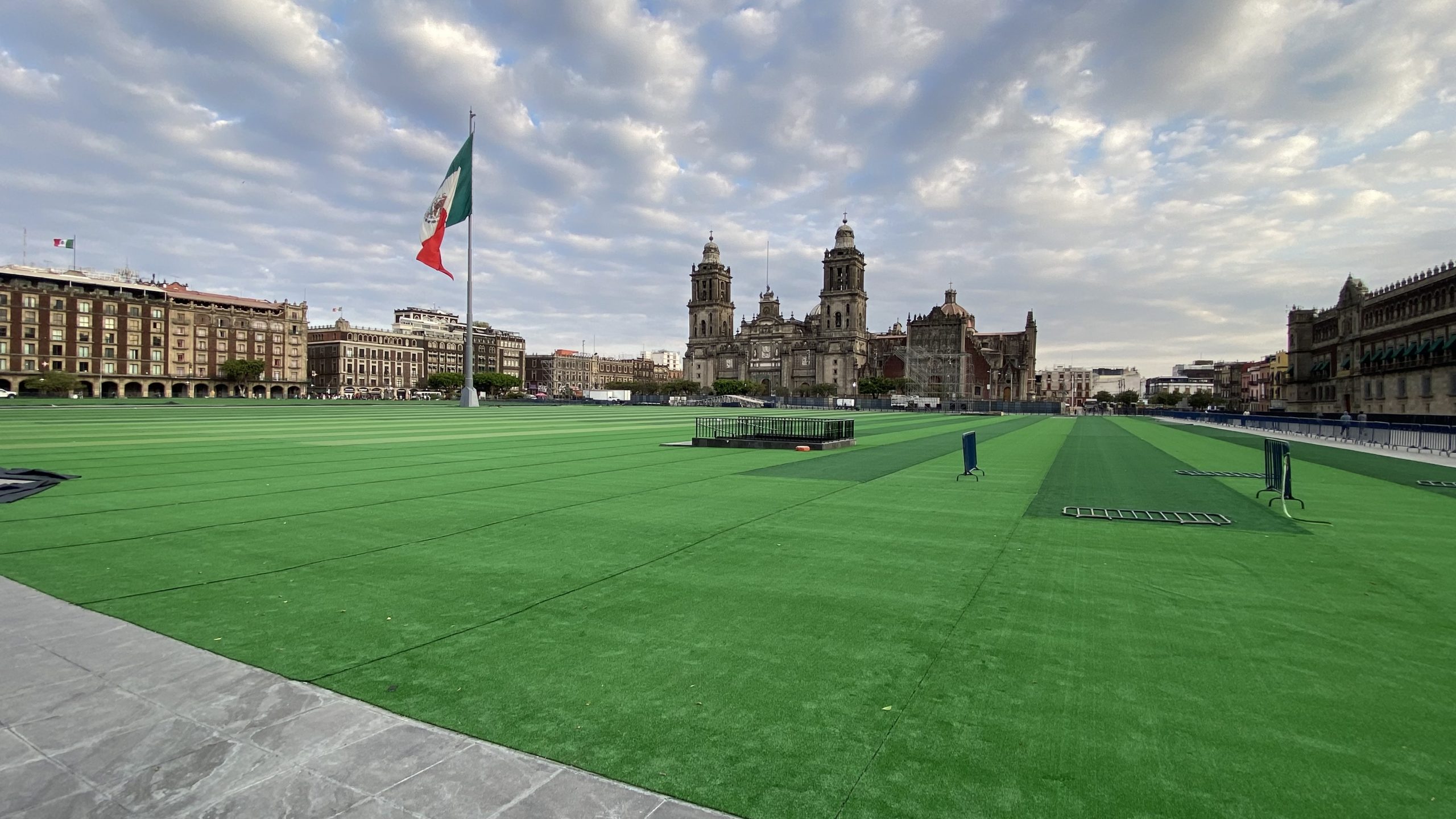 Mega cancha de fútbol en el Zócalo de la Ciudad de México. Imagen: La Isabel.