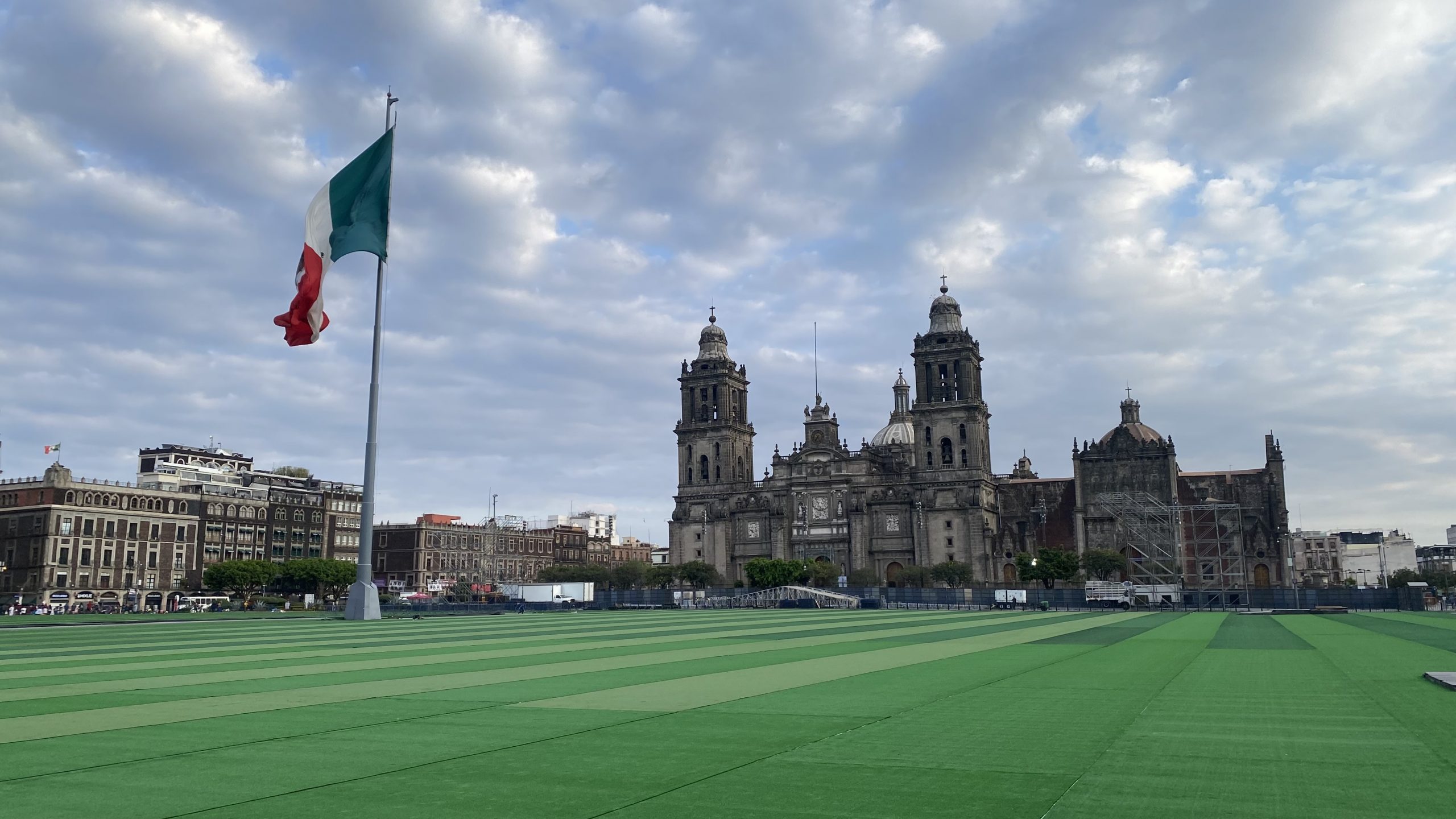 Mega cancha de fútbol en el Zócalo de la Ciudad de México. Imagen: La Isabel.